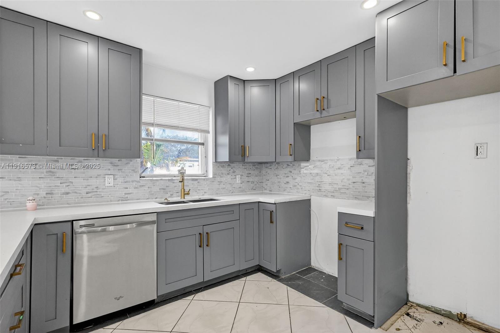 HOLLYWOOD HILLS - Residential