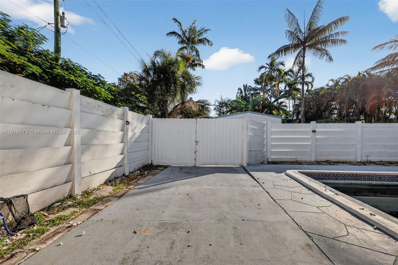 HOLLYWOOD HILLS - Residential