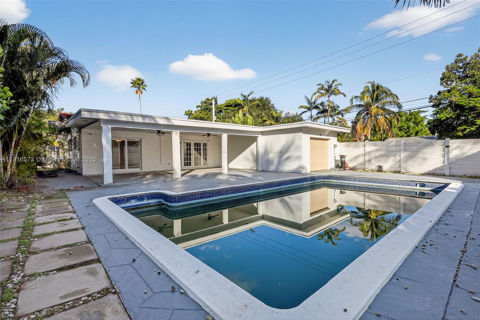 HOLLYWOOD HILLS - Residential