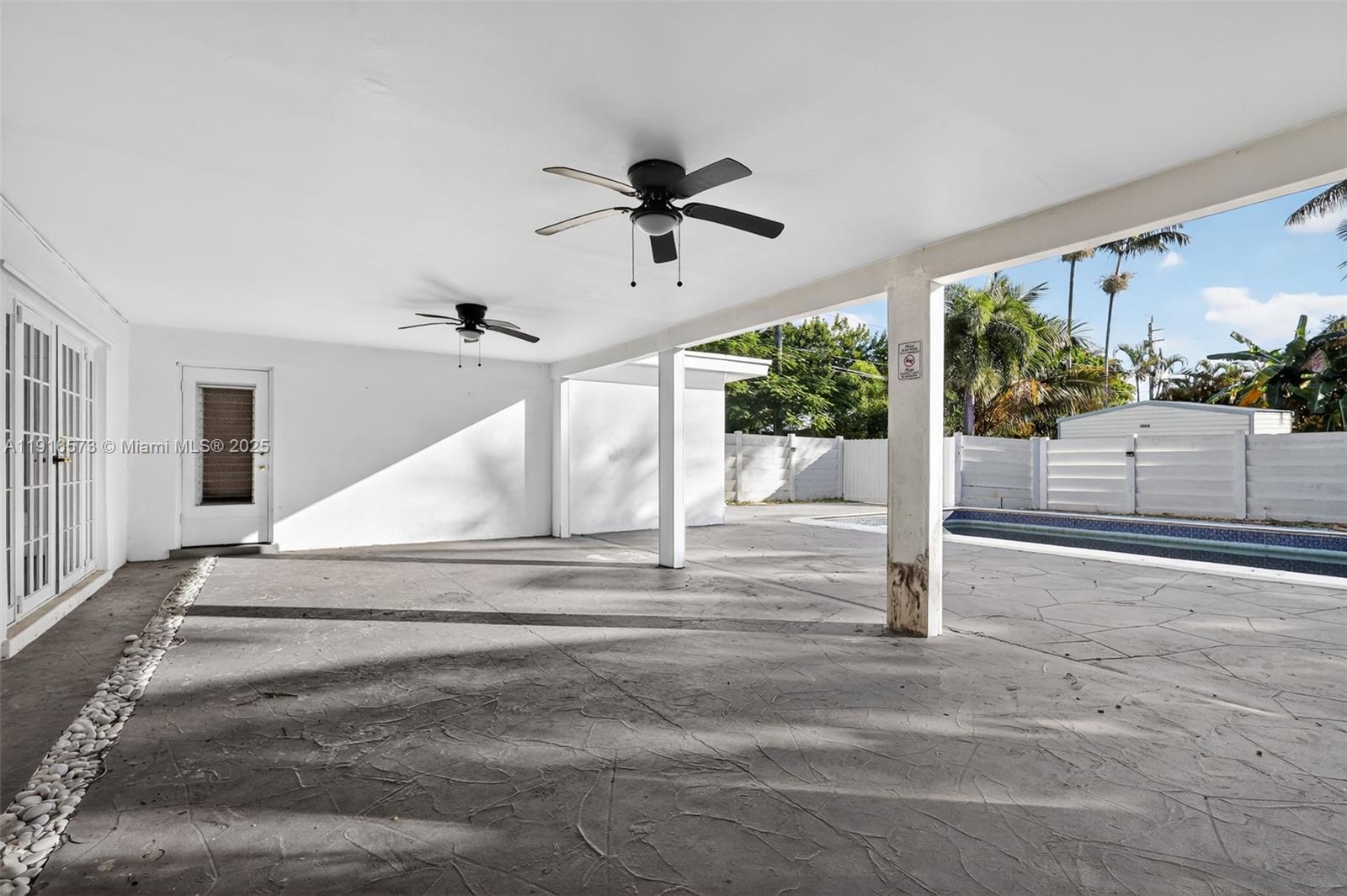 HOLLYWOOD HILLS - Residential