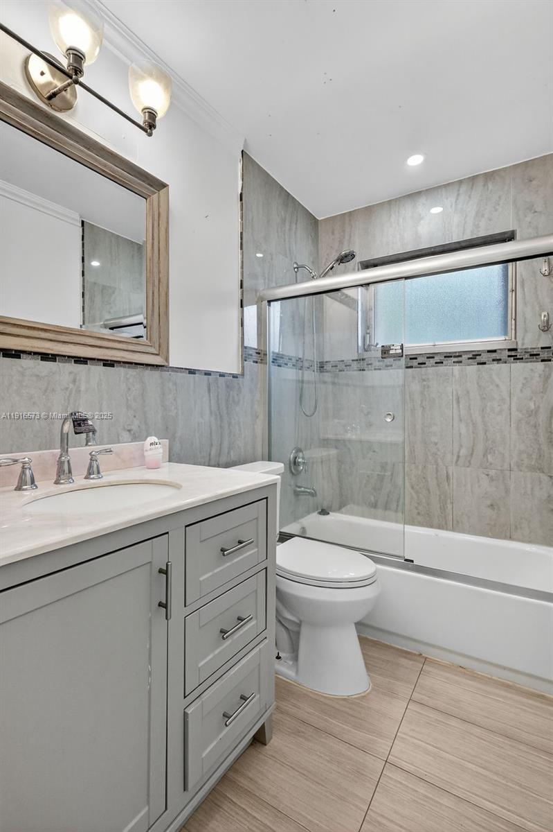 HOLLYWOOD HILLS - Residential