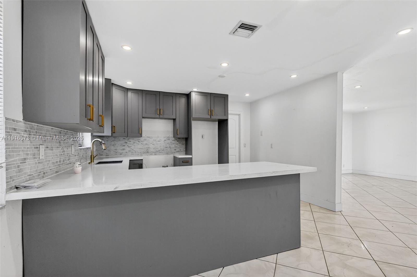 HOLLYWOOD HILLS - Residential