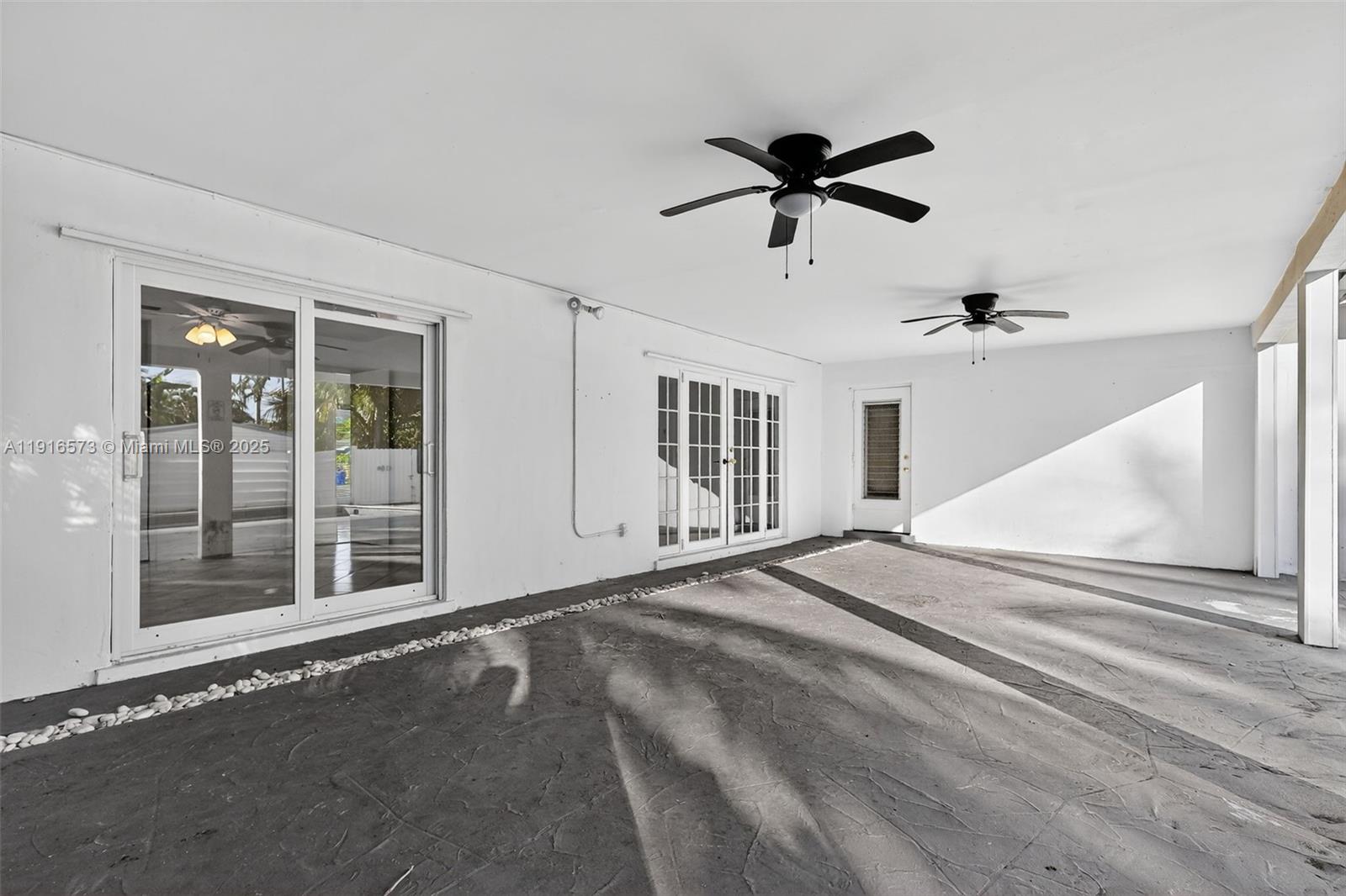 HOLLYWOOD HILLS - Residential