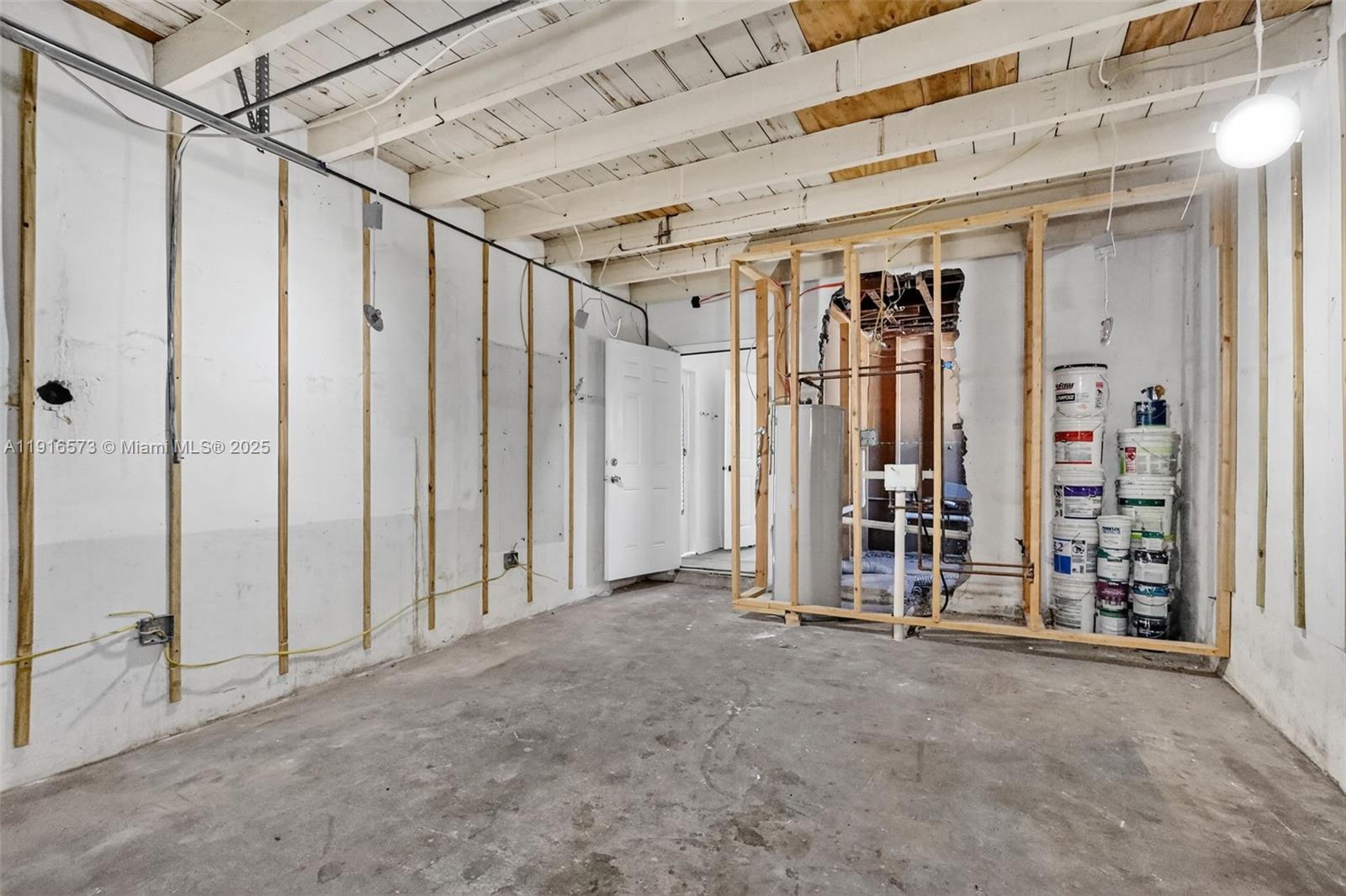 HOLLYWOOD HILLS - Residential