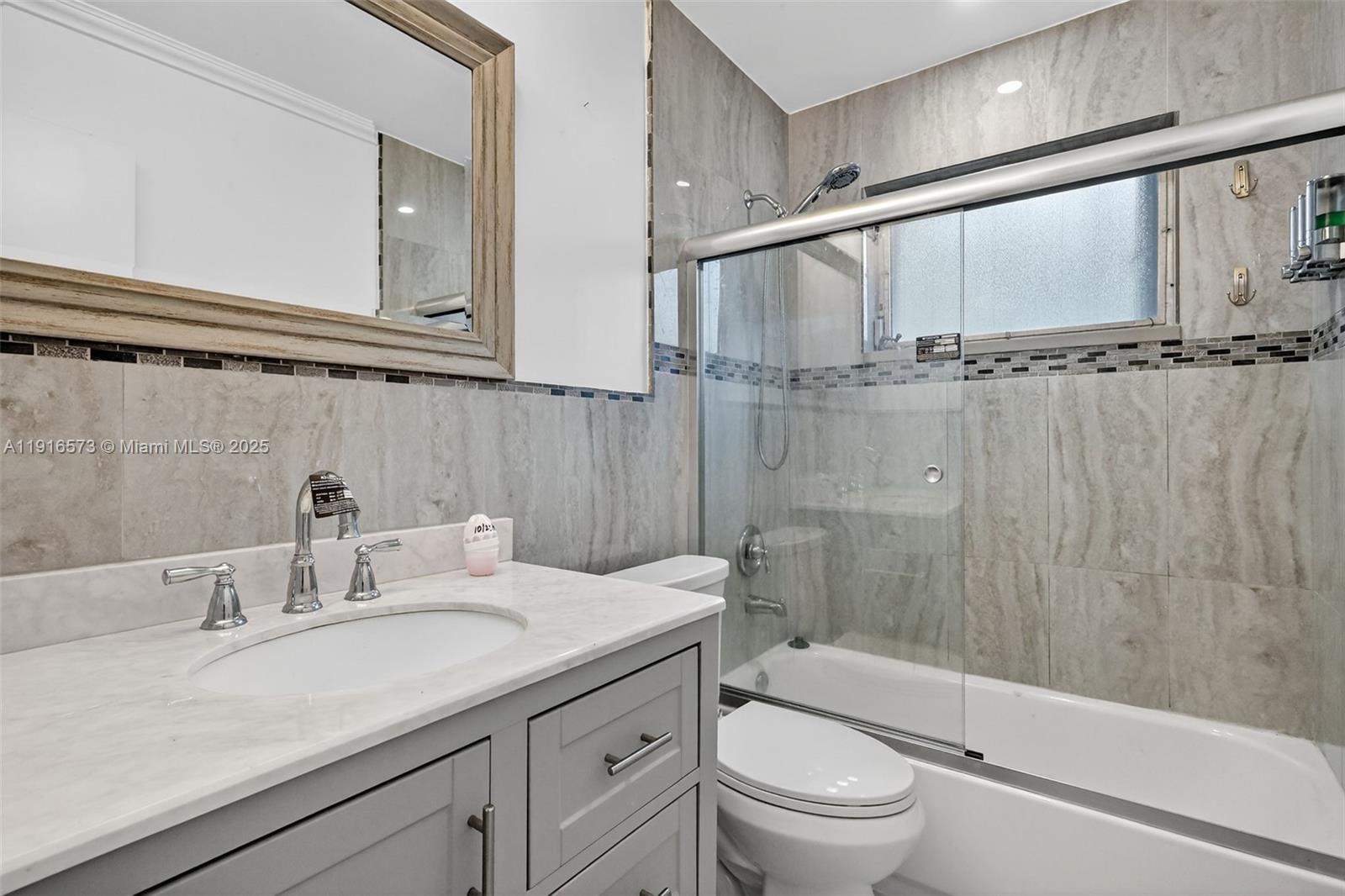 HOLLYWOOD HILLS - Residential