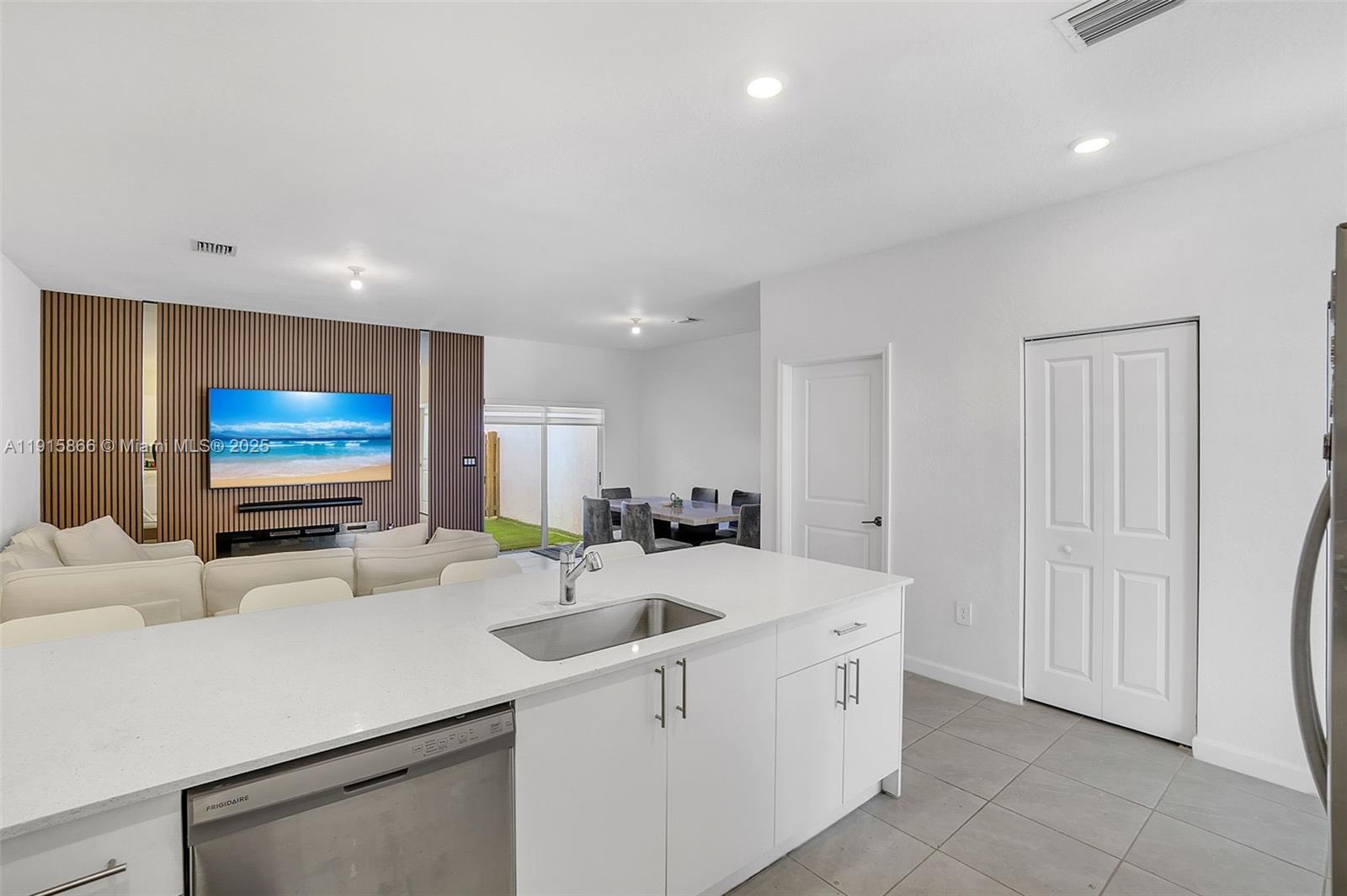 AVALON SQUARE - Residential