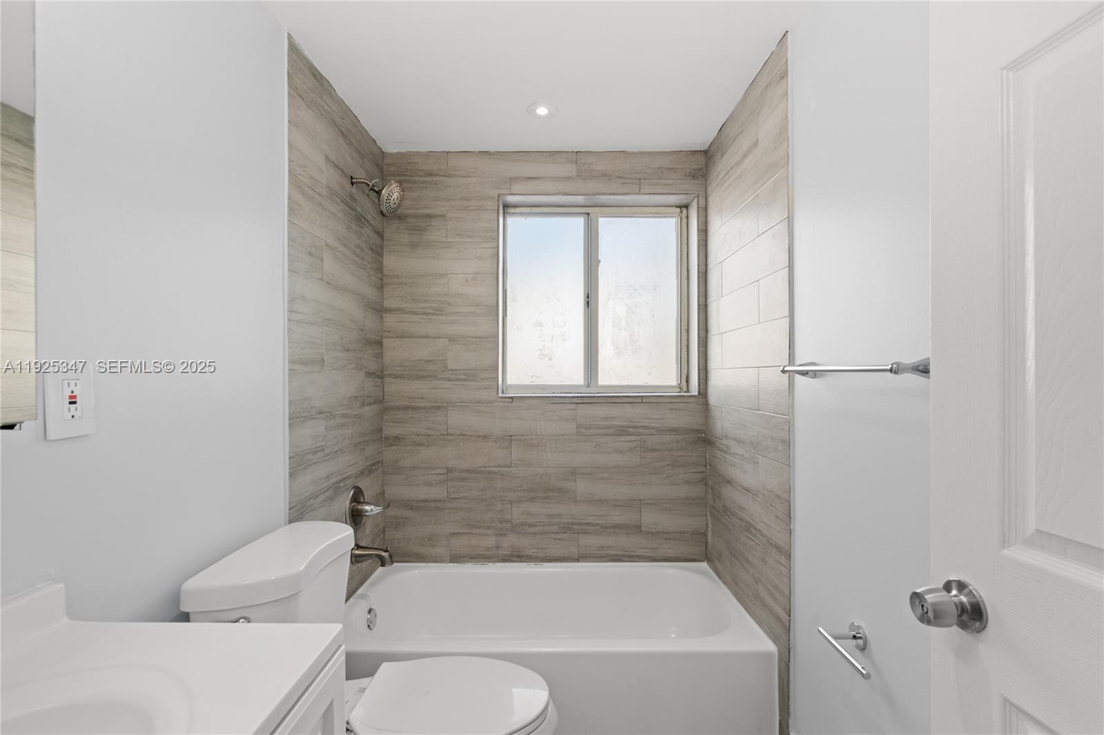 OLAS AZULES CONDO - Residential Lease