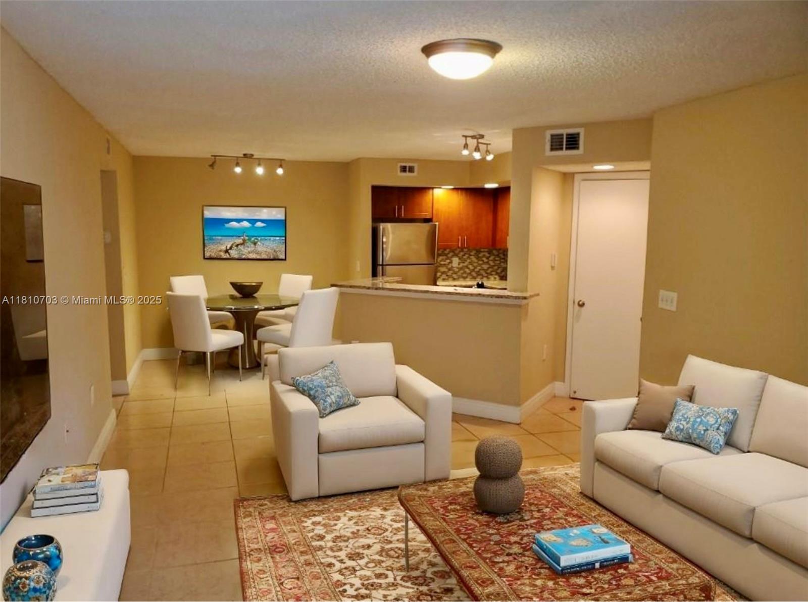 Rental Property at 595 Vista Isles Dr 1914, Sunrise, Miami-Dade County, Florida - Bedrooms: 2 
Bathrooms: 1  - $2,100 MO.