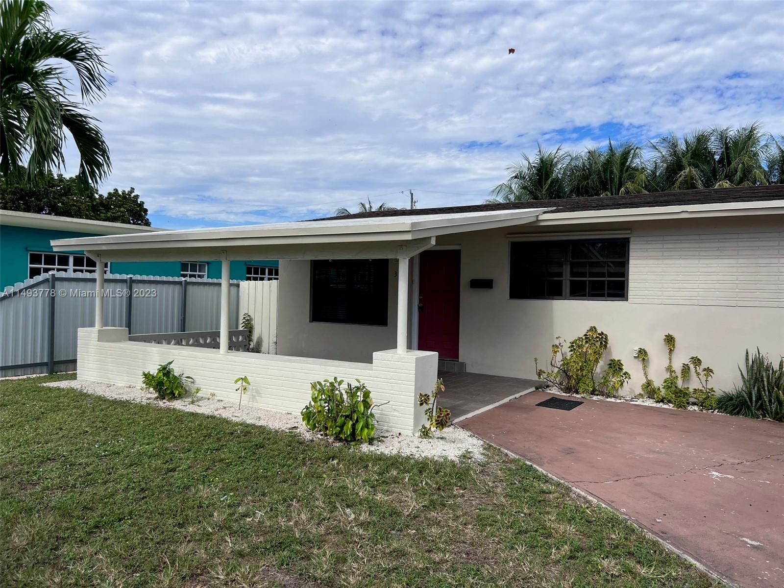 Nicely distributed 3 Bedroom / 2 Bathroom Home available for immediate occupancy. Comfortably sized Living Room, Dining Room, and Family Room Areas. Modern Kitchen. Spacious Backyard. Circular Driveway.