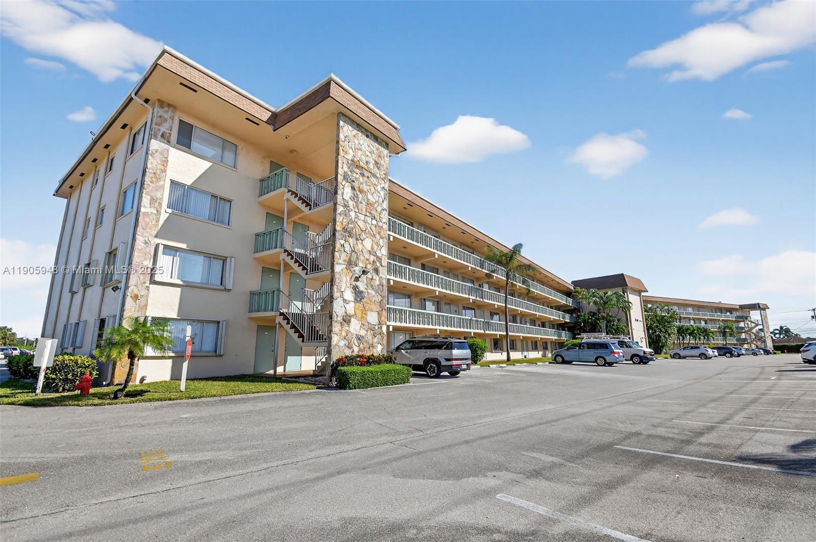 VILLAGE GREEN SUSSEX COND - Residential