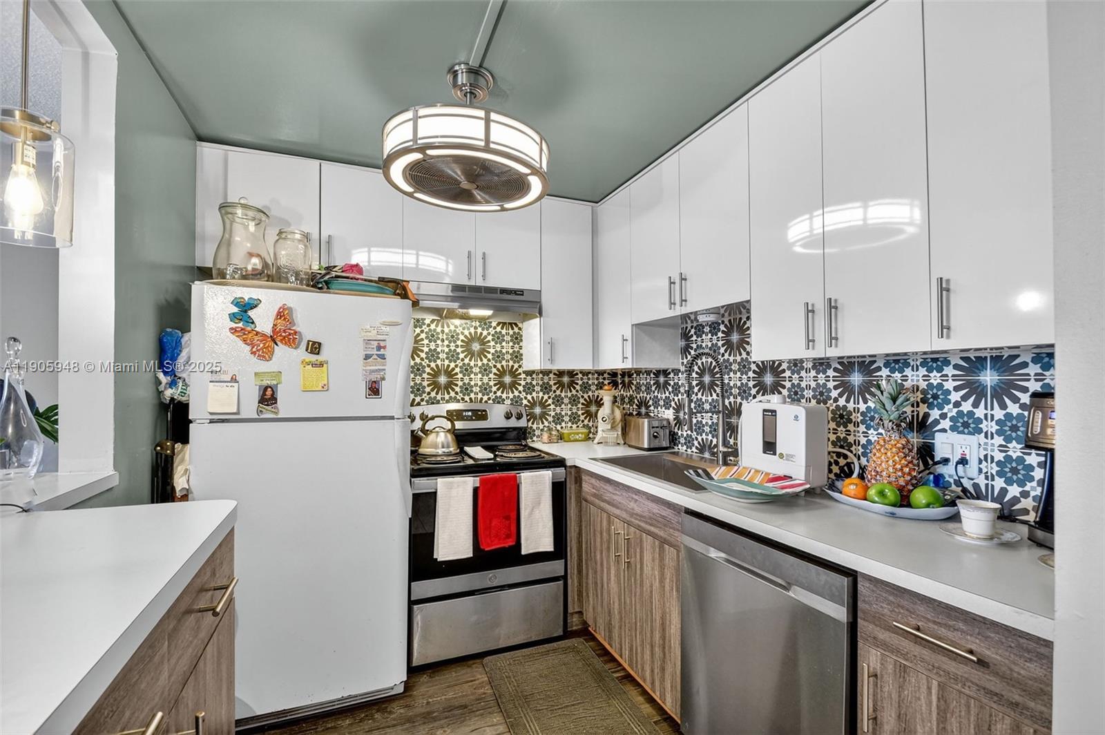 VILLAGE GREEN SUSSEX COND - Residential