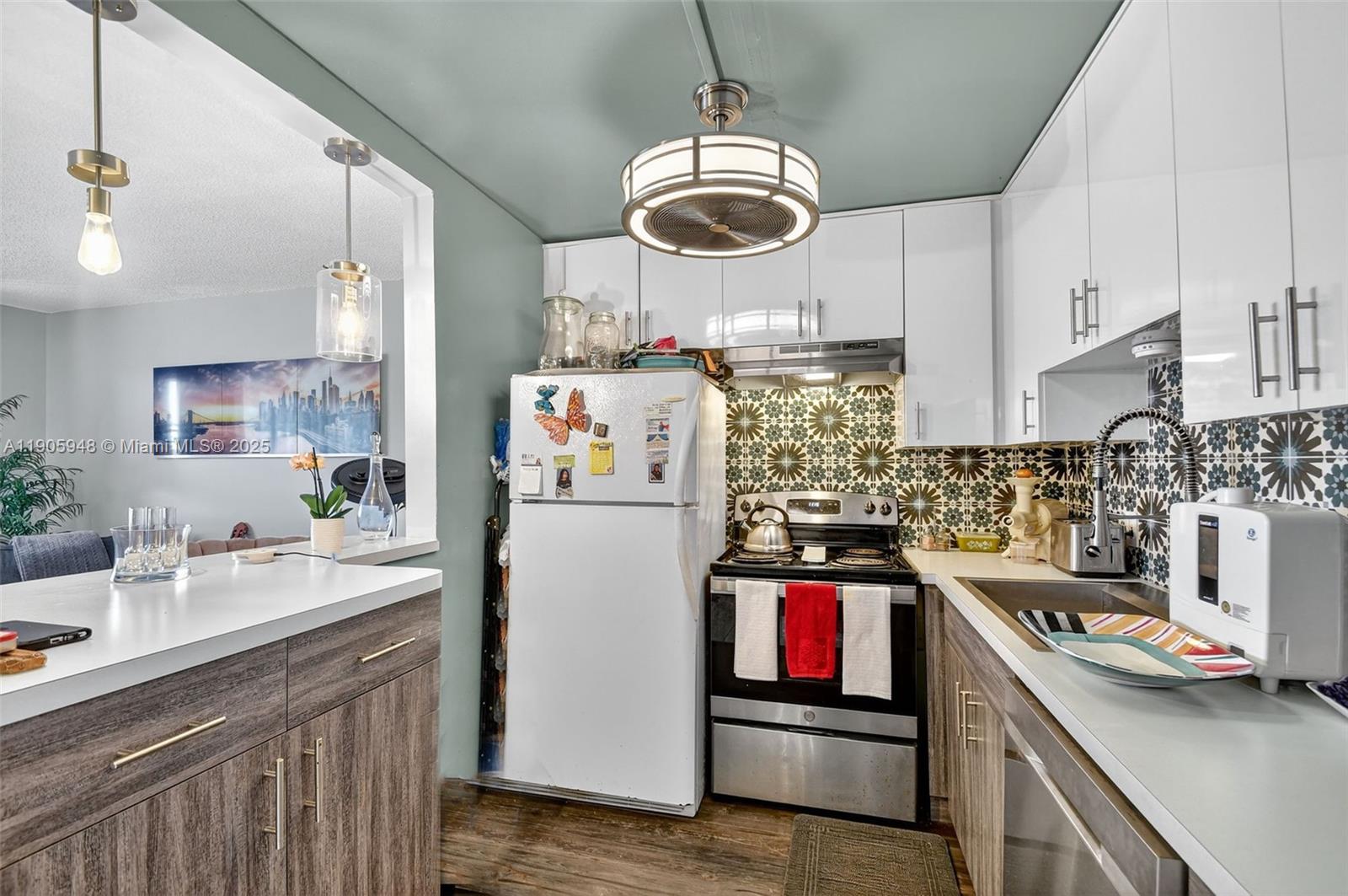 VILLAGE GREEN SUSSEX COND - Residential