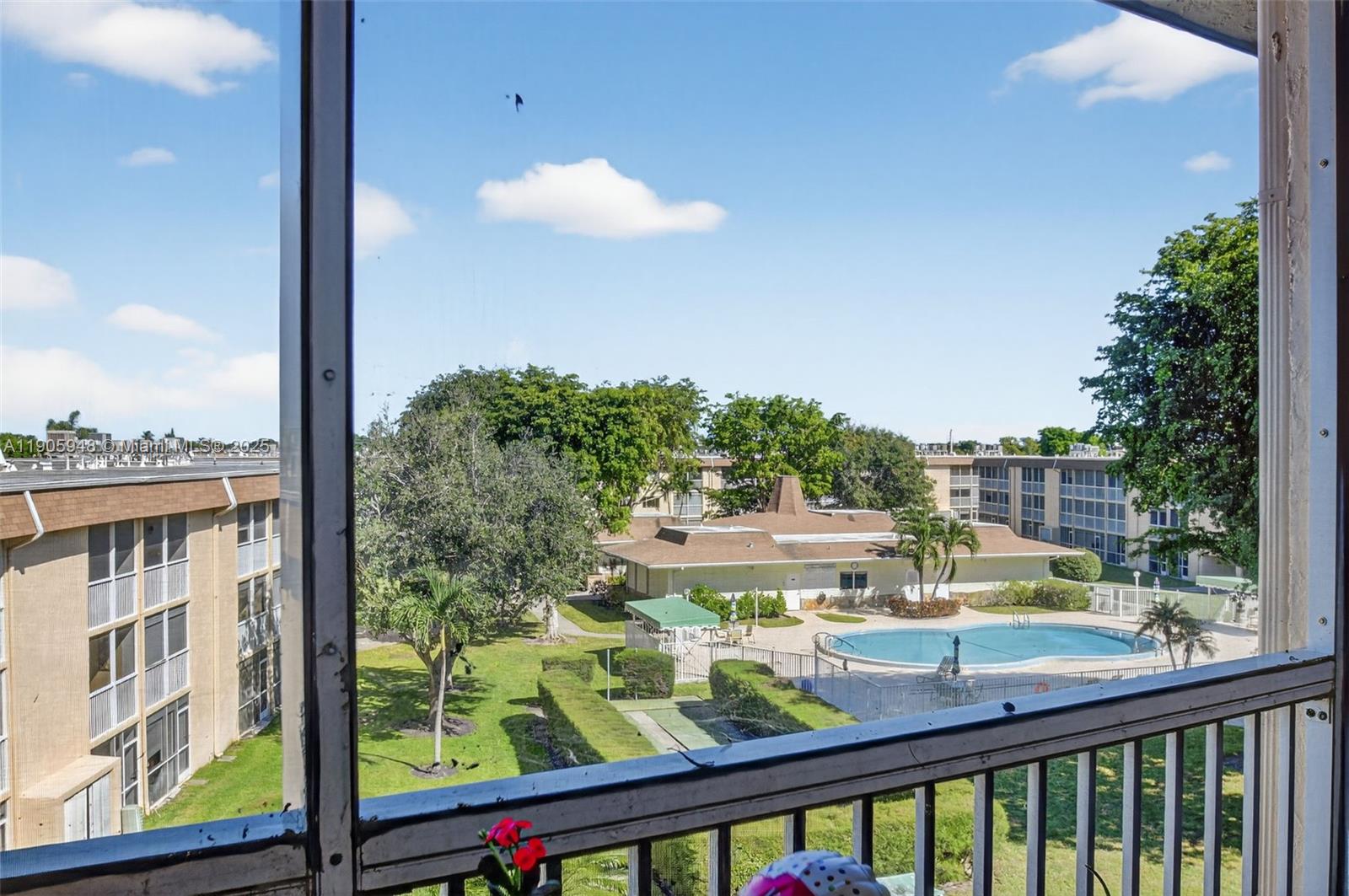 VILLAGE GREEN SUSSEX COND - Residential