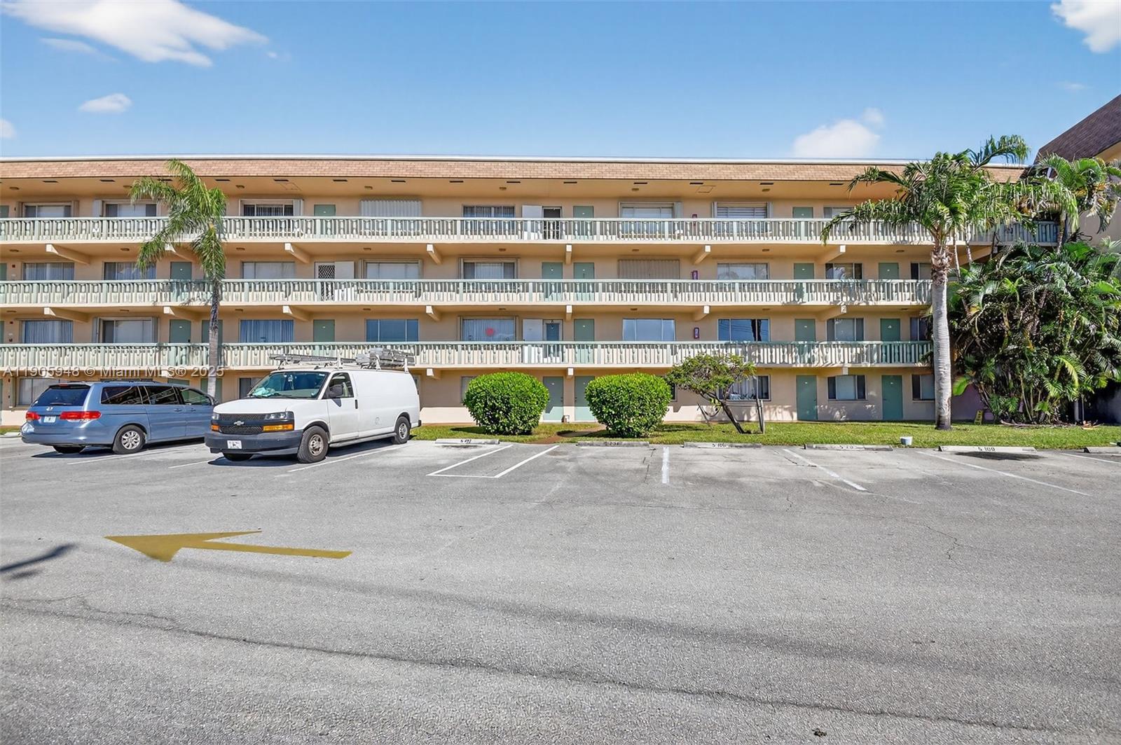 VILLAGE GREEN SUSSEX COND - Residential