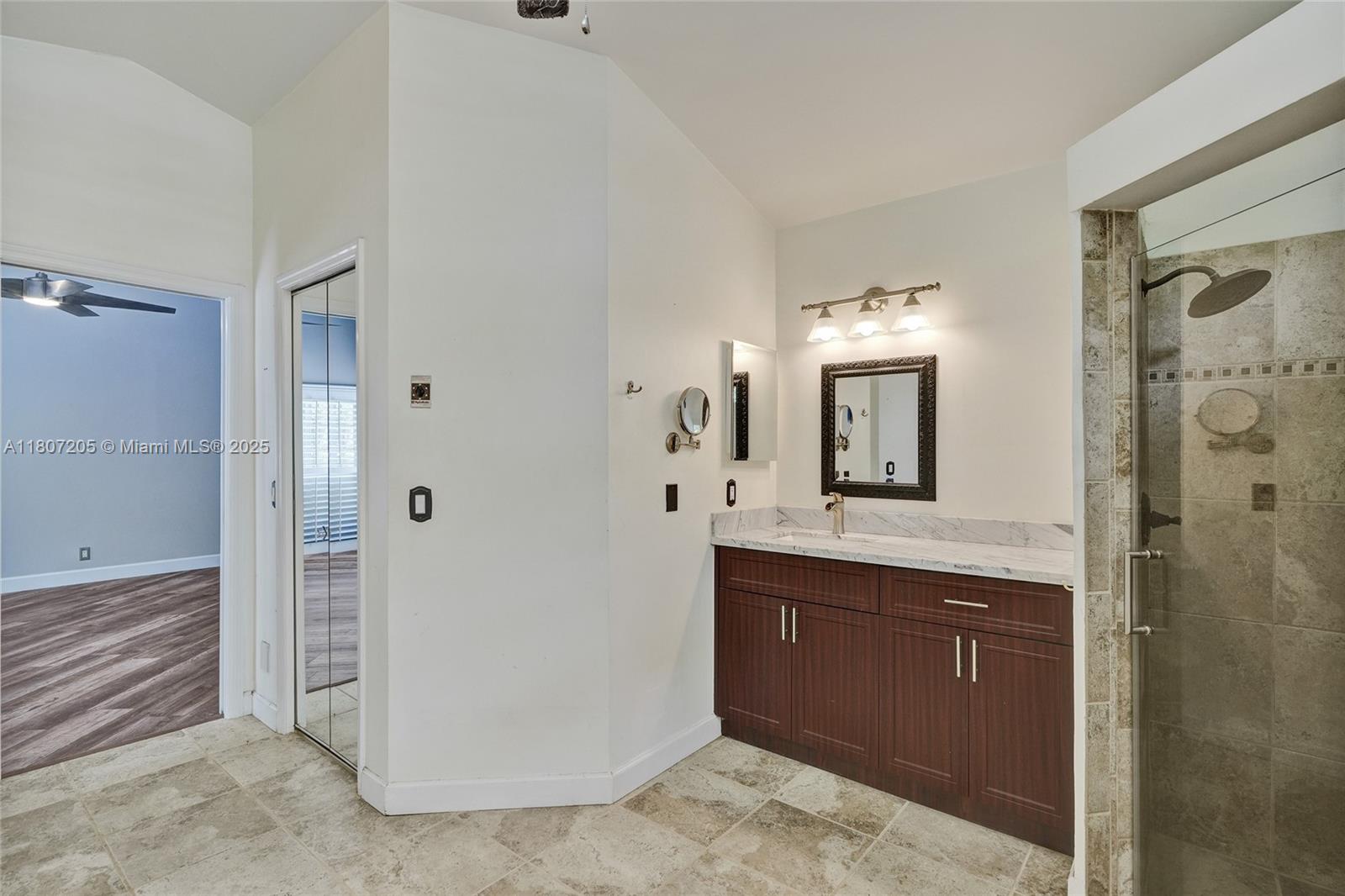 COUNTRY ISLES EXECUTIVE - Residential