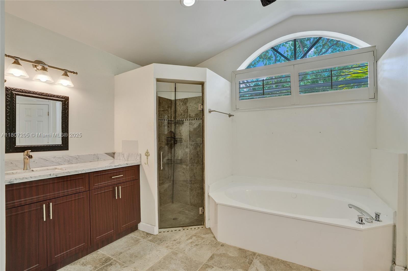 COUNTRY ISLES EXECUTIVE - Residential
