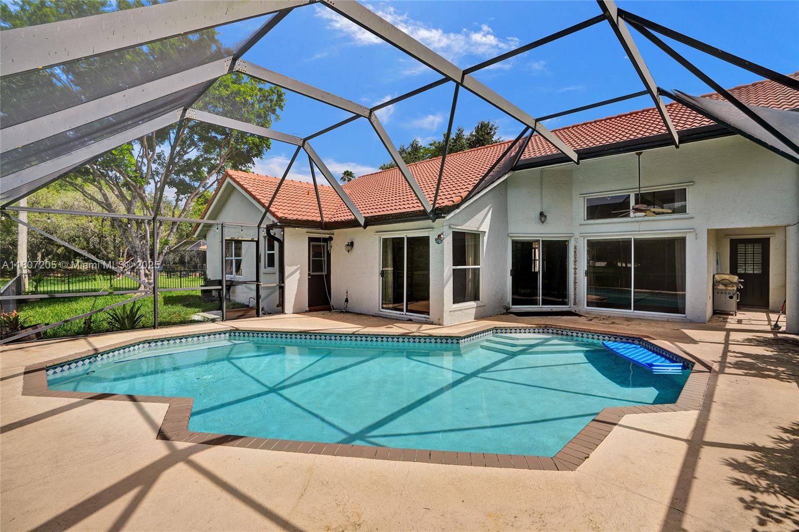 COUNTRY ISLES EXECUTIVE - Residential