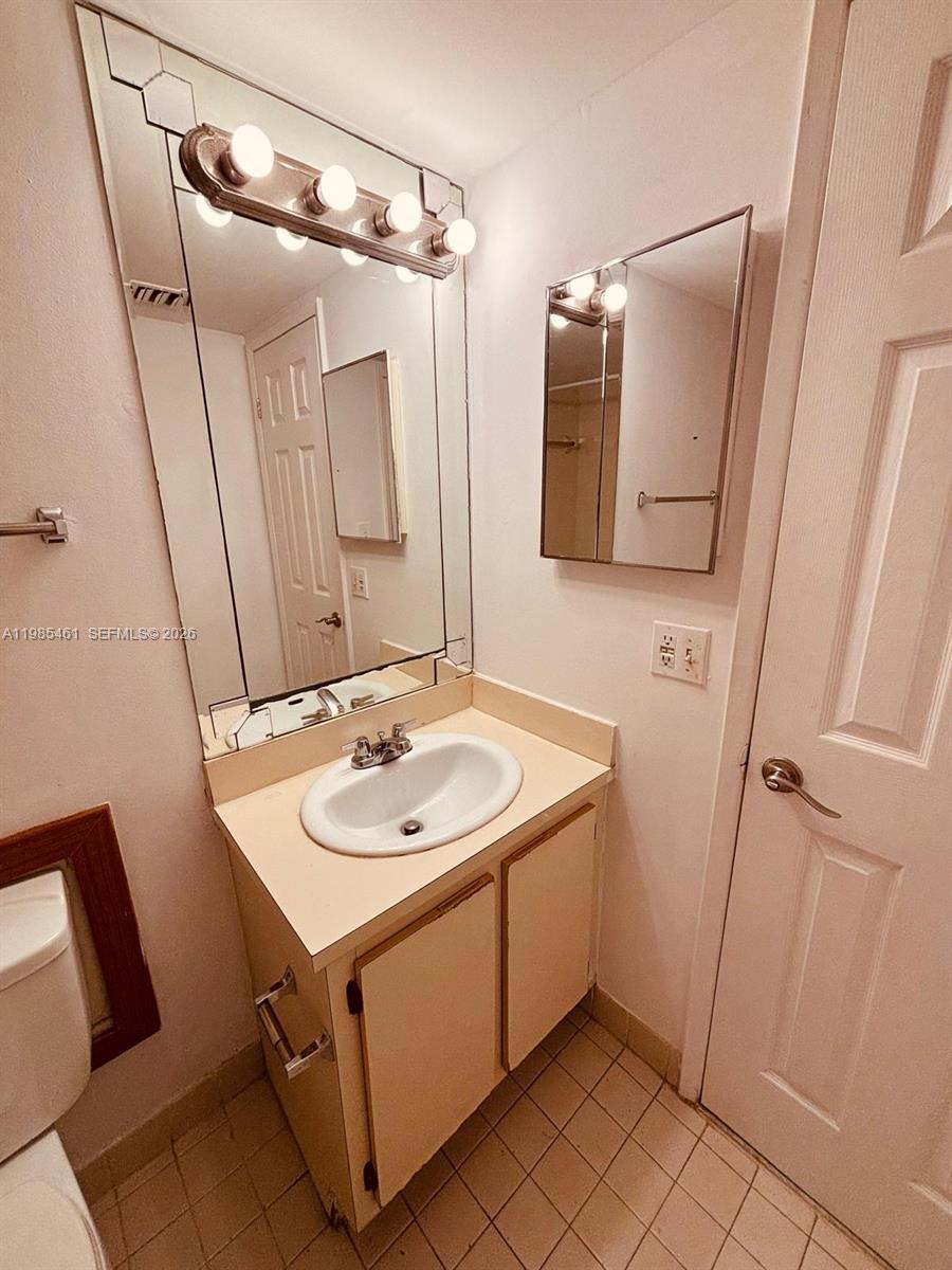 VILLAS DE VENEZIA CONDO - Residential Lease