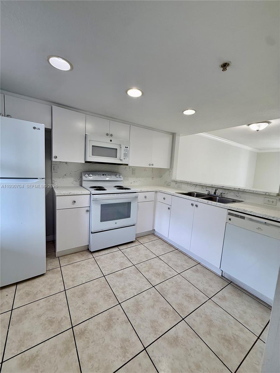 IBIS VILLAS AT DORAL COND - Residential Lease