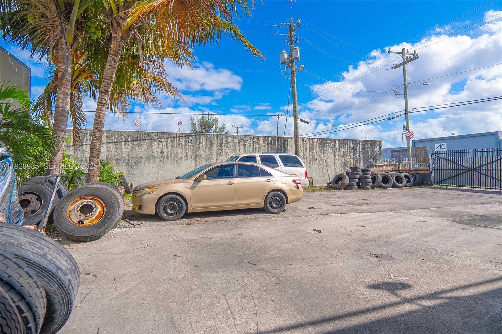 Main image without alt text