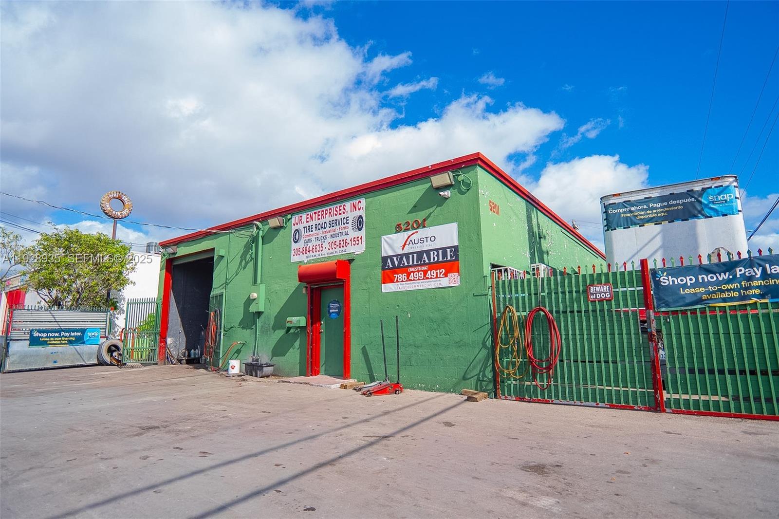 Main image without alt text