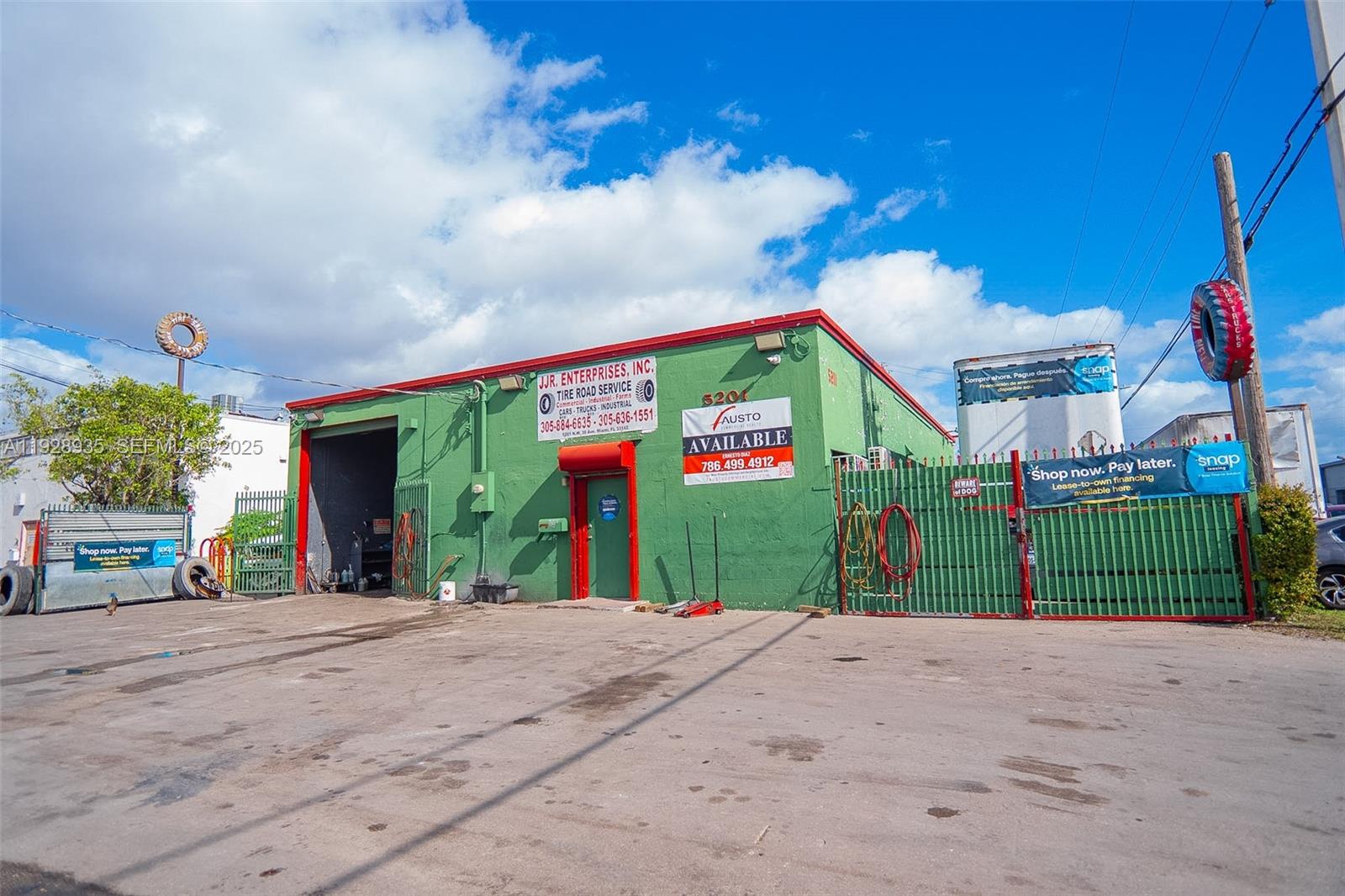 Main image without alt text