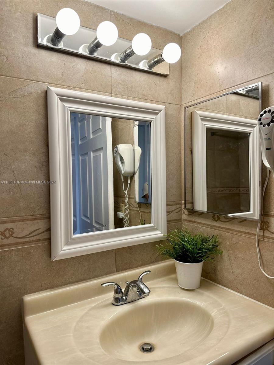 THE AVENTURA BEACH CLUB C - Residential