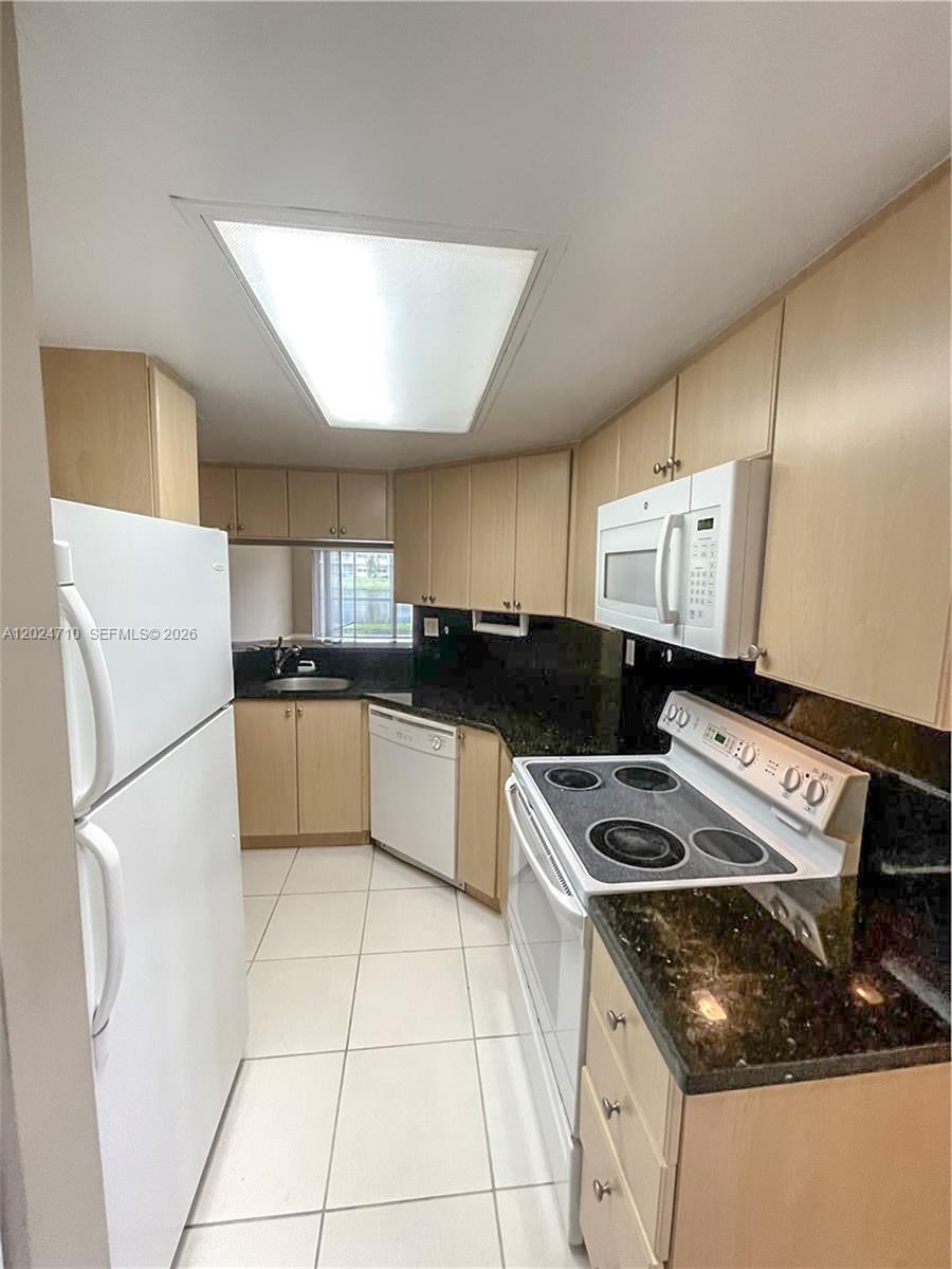 BREEZES AT PALM AIRE COND - Residential Lease