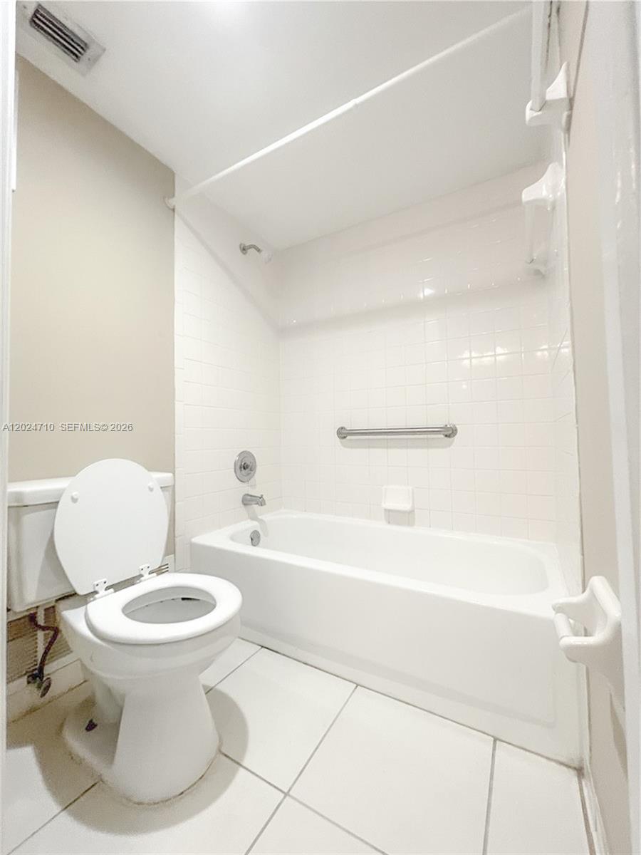 BREEZES AT PALM AIRE COND - Residential Lease