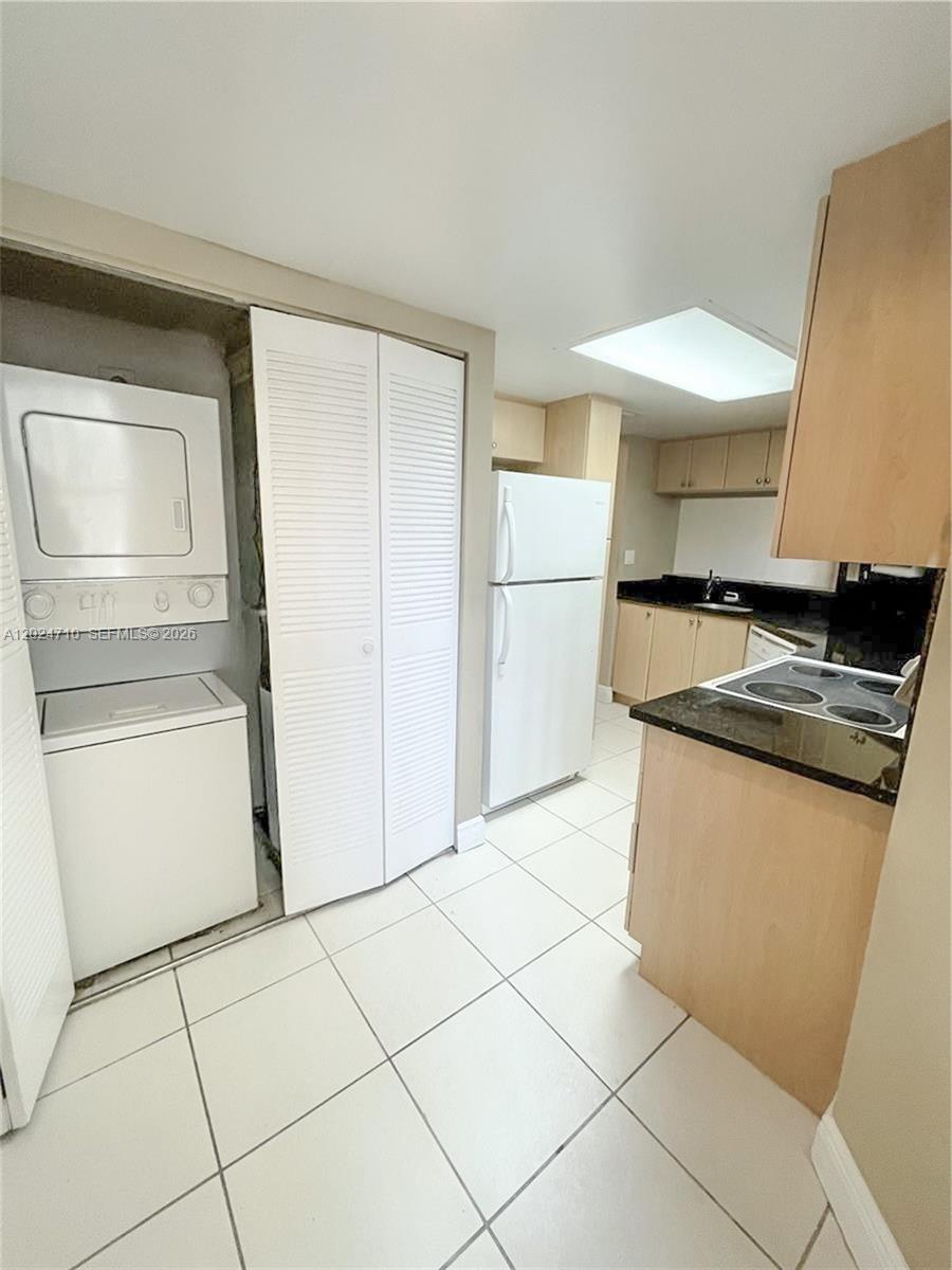 BREEZES AT PALM AIRE COND - Residential Lease