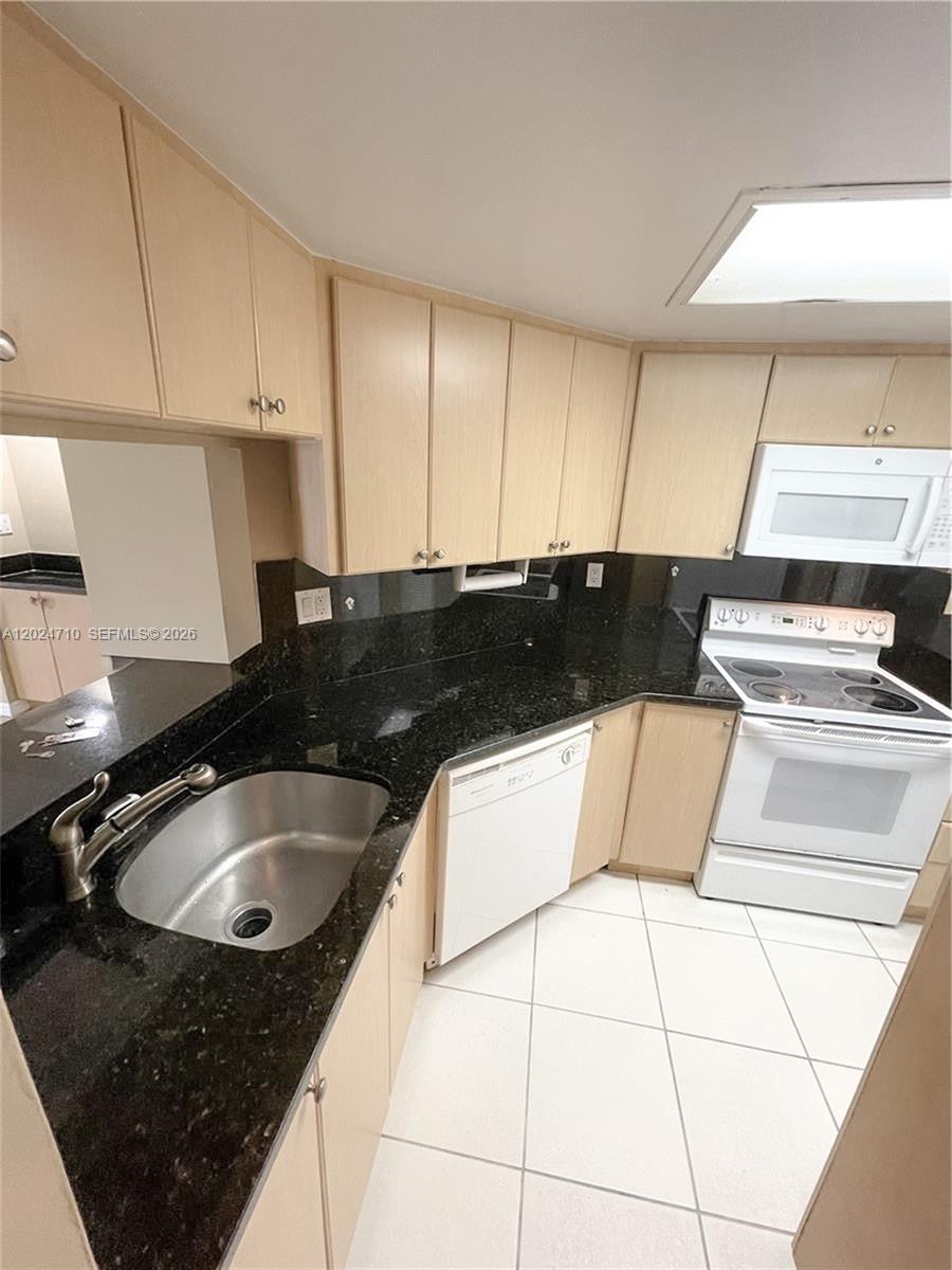 BREEZES AT PALM AIRE COND - Residential Lease