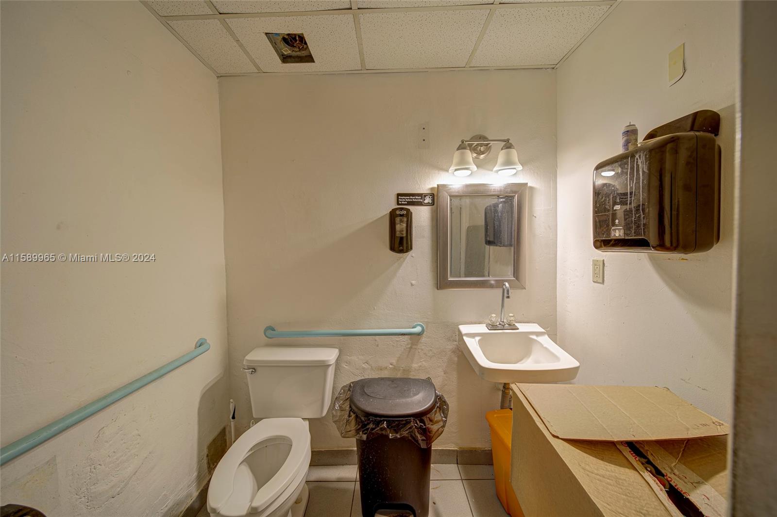 Main image without alt text