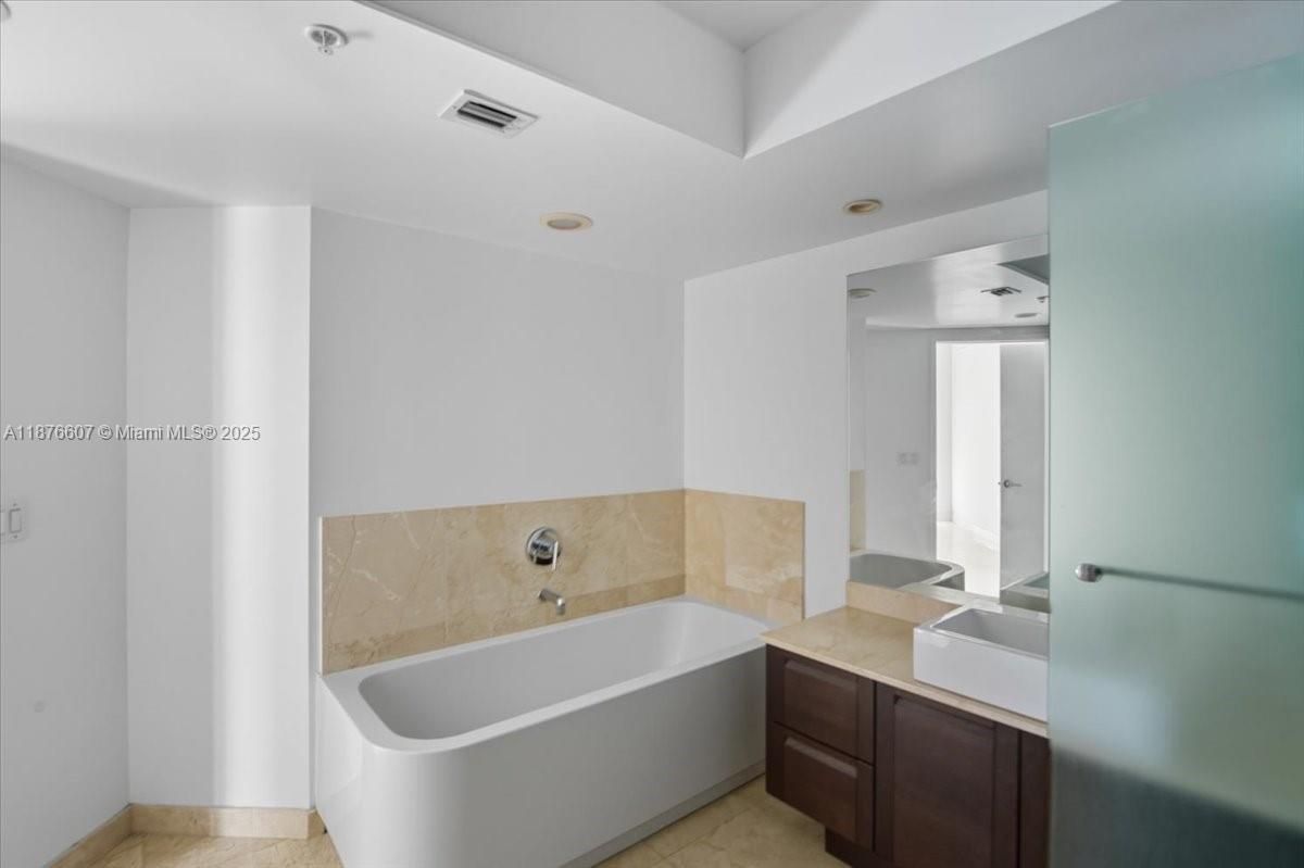ST TROPEZ ON THE BAY 1 CO - Residential Lease