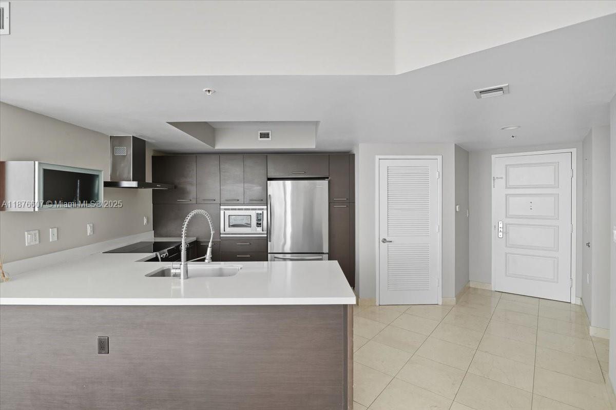 ST TROPEZ ON THE BAY 1 CO - Residential Lease