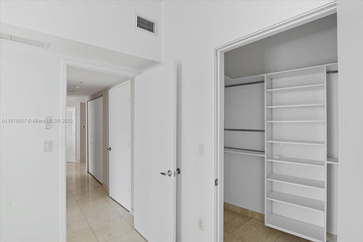 ST TROPEZ ON THE BAY 1 CO - Residential Lease