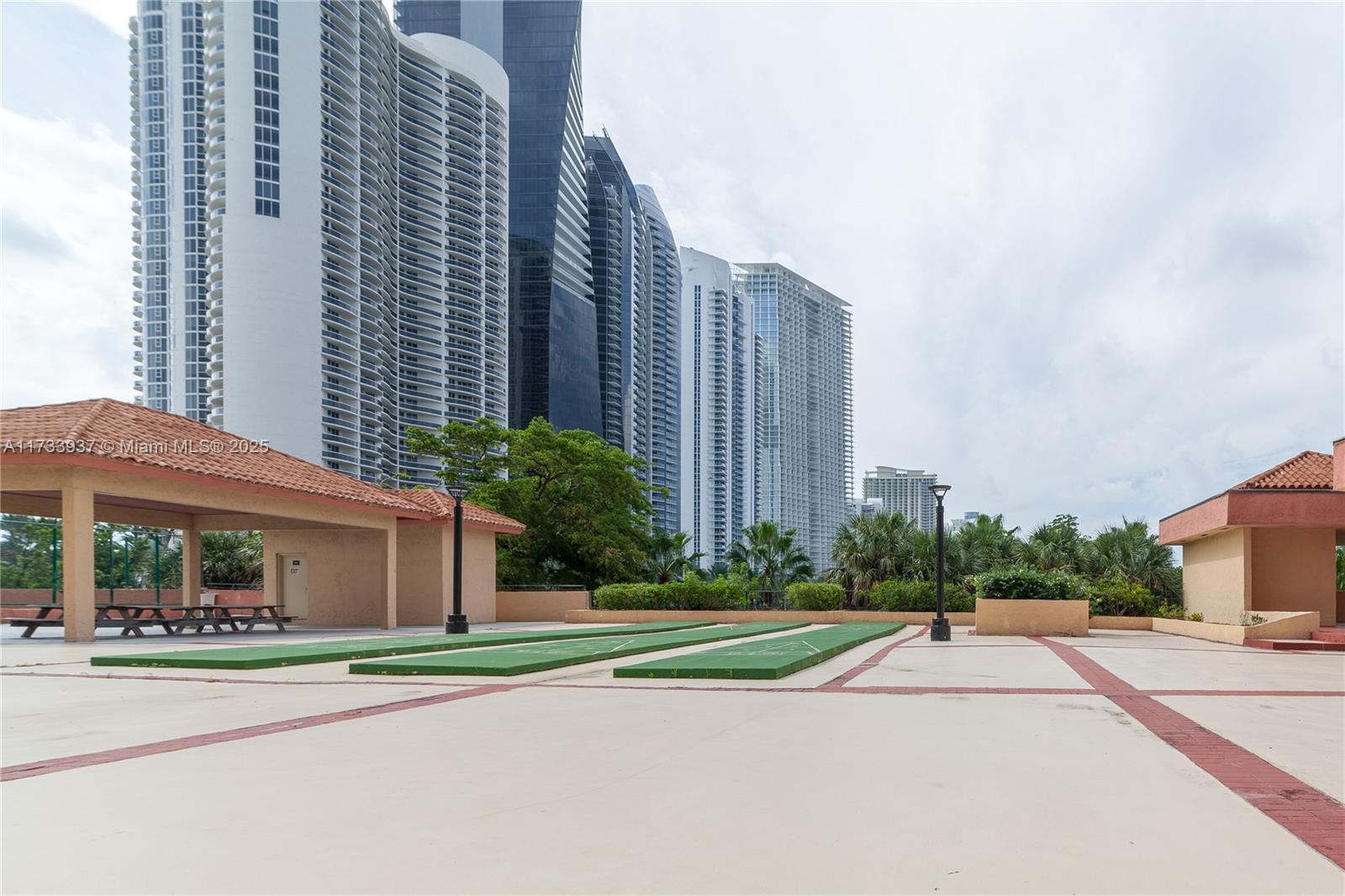 WINSTON TOWERS 600 CONDO - Residential