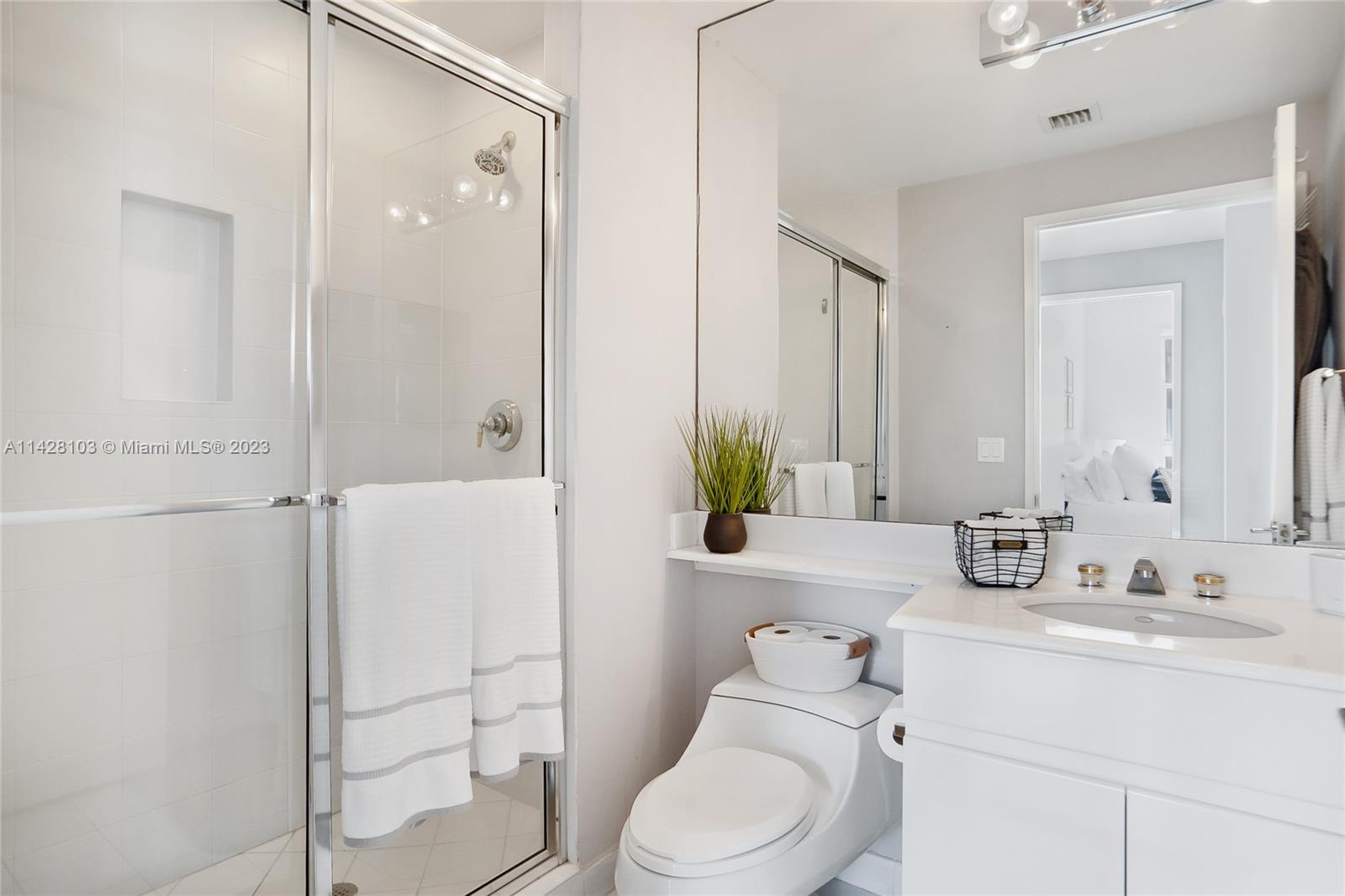 Key Biscayne, Florida 33149, United States, 2 Bedrooms Bedrooms, ,2 BathroomsBathrooms,Residential,Active,71523