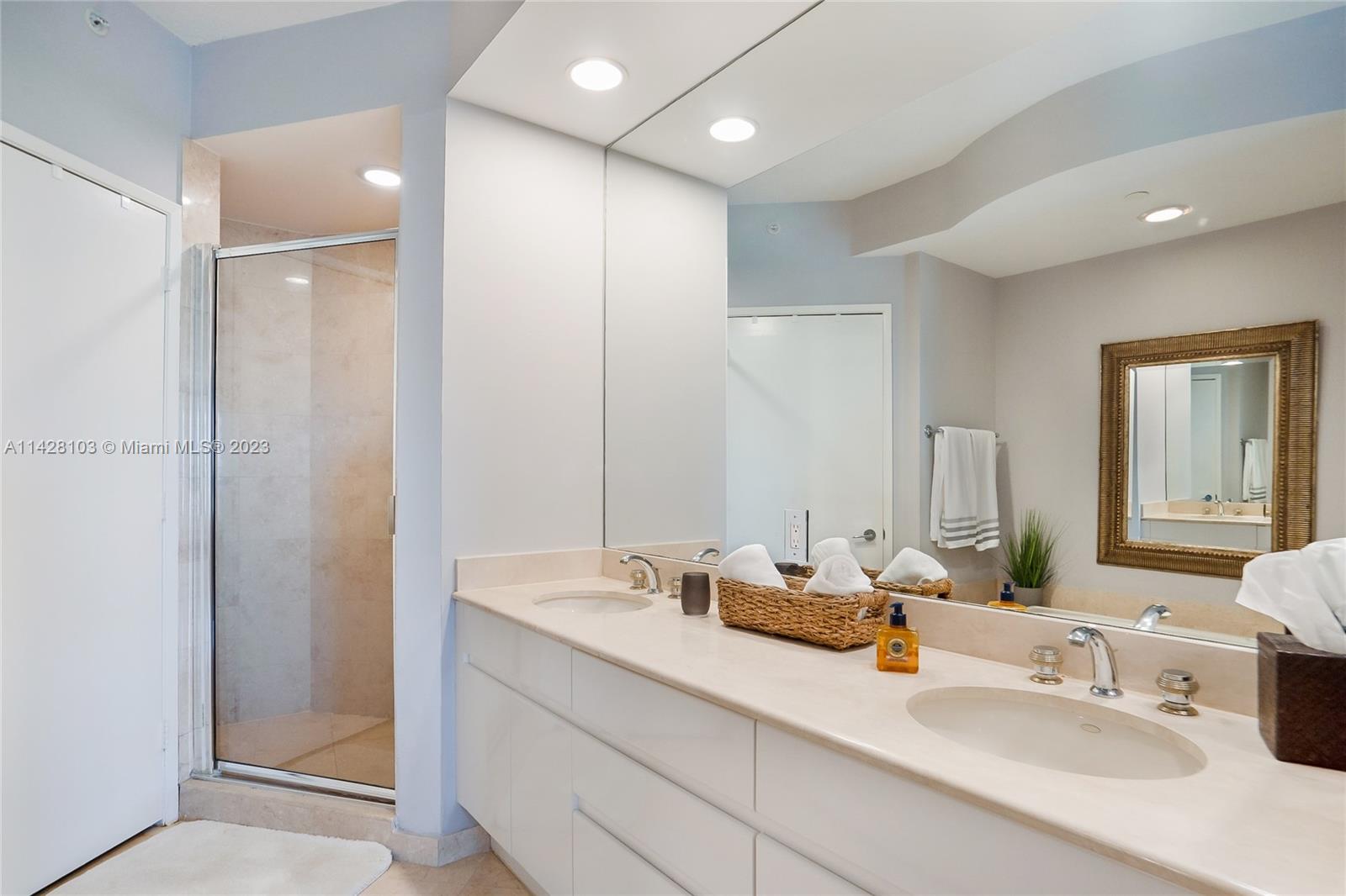 Key Biscayne, Florida 33149, United States, 2 Bedrooms Bedrooms, ,2 BathroomsBathrooms,Residential,Active,71523