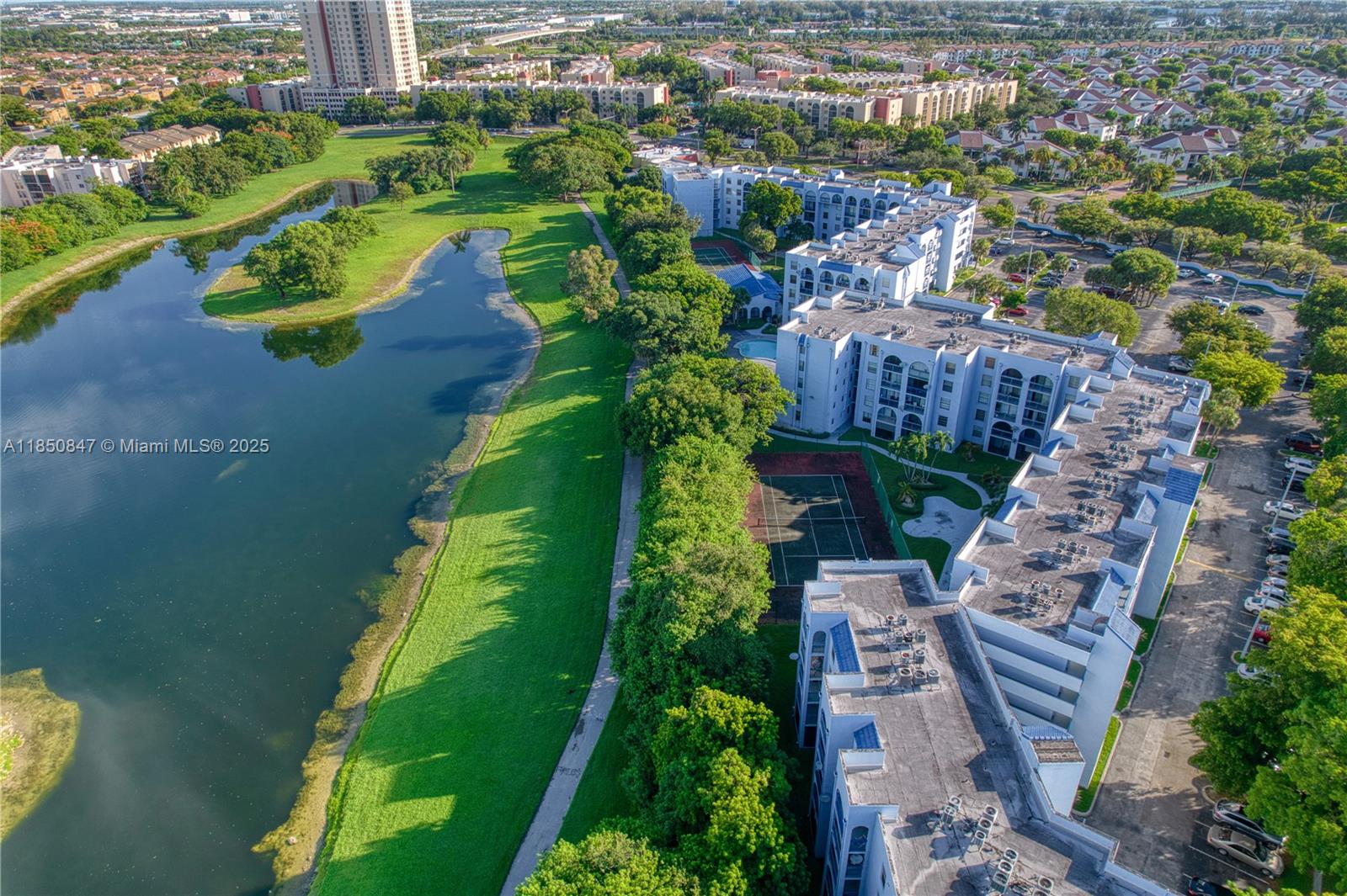 Beautiful and huge apartment located on the first floor. Close to restaurants, shopping malls, schools, FIU, hospitals, etc., easy access to Dolphin highway, turnpike, Palmetto Expressway and other major roads!. Includes amenities such as a pool, tennis court and laundry area. PLEASE USE SHOWING TIME