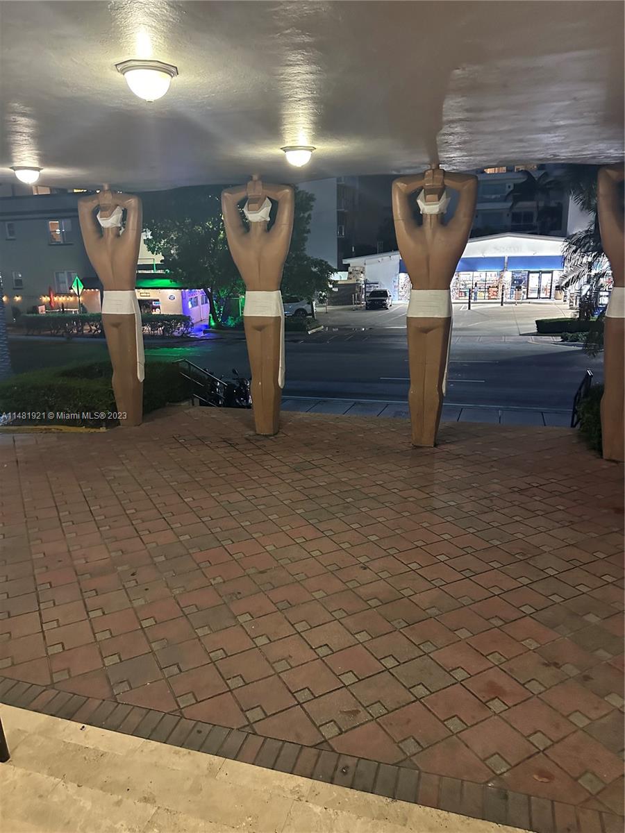 6345 Collins Ave 416