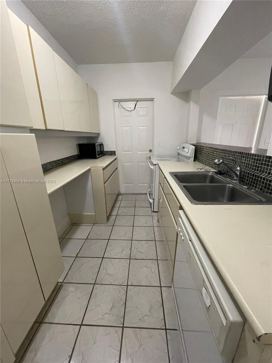 WATERWAY @ HOLLYWOOD BEAC - Residential