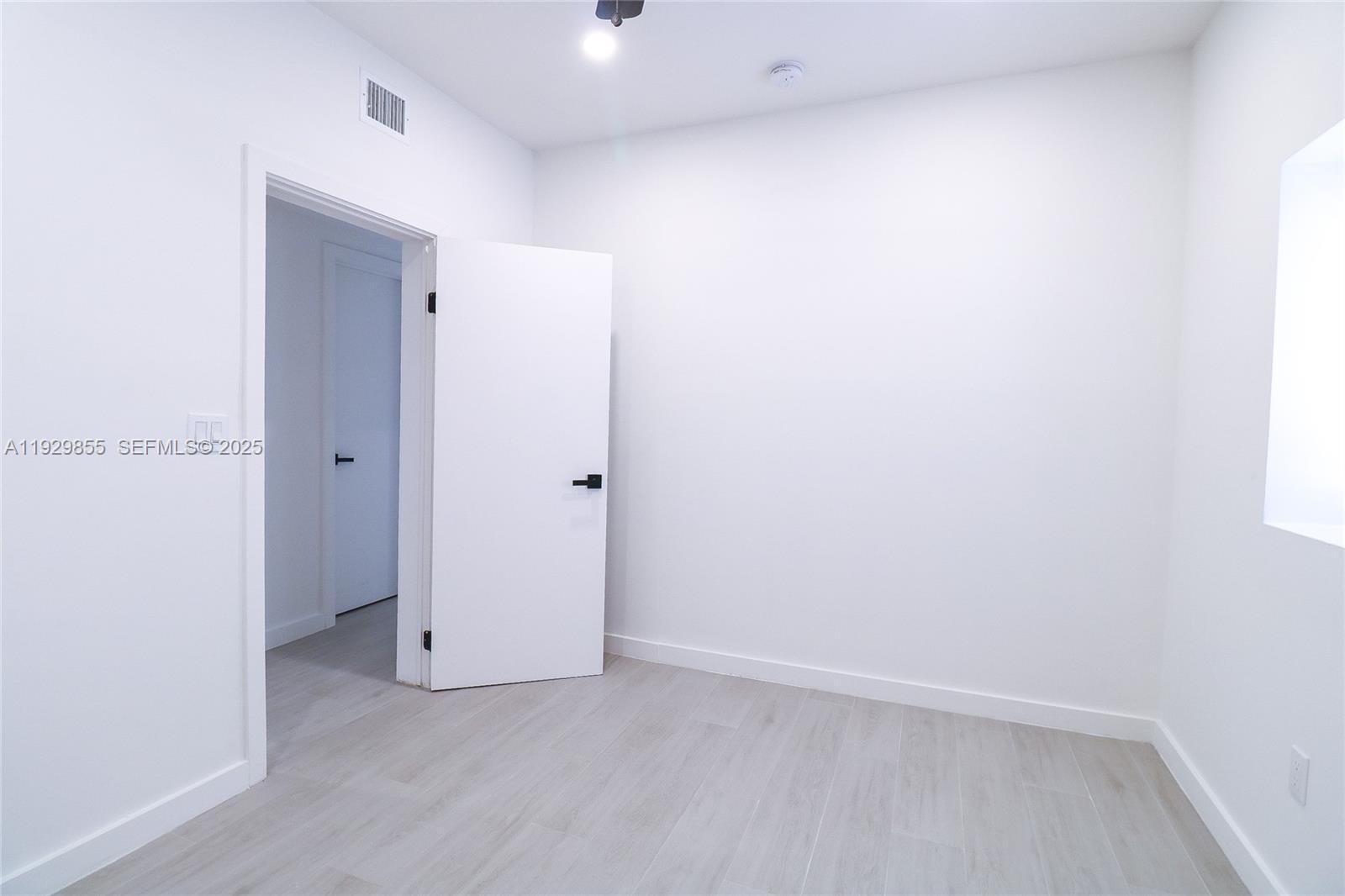 LAWRENCE ESTATE LAND CO - Residential Lease