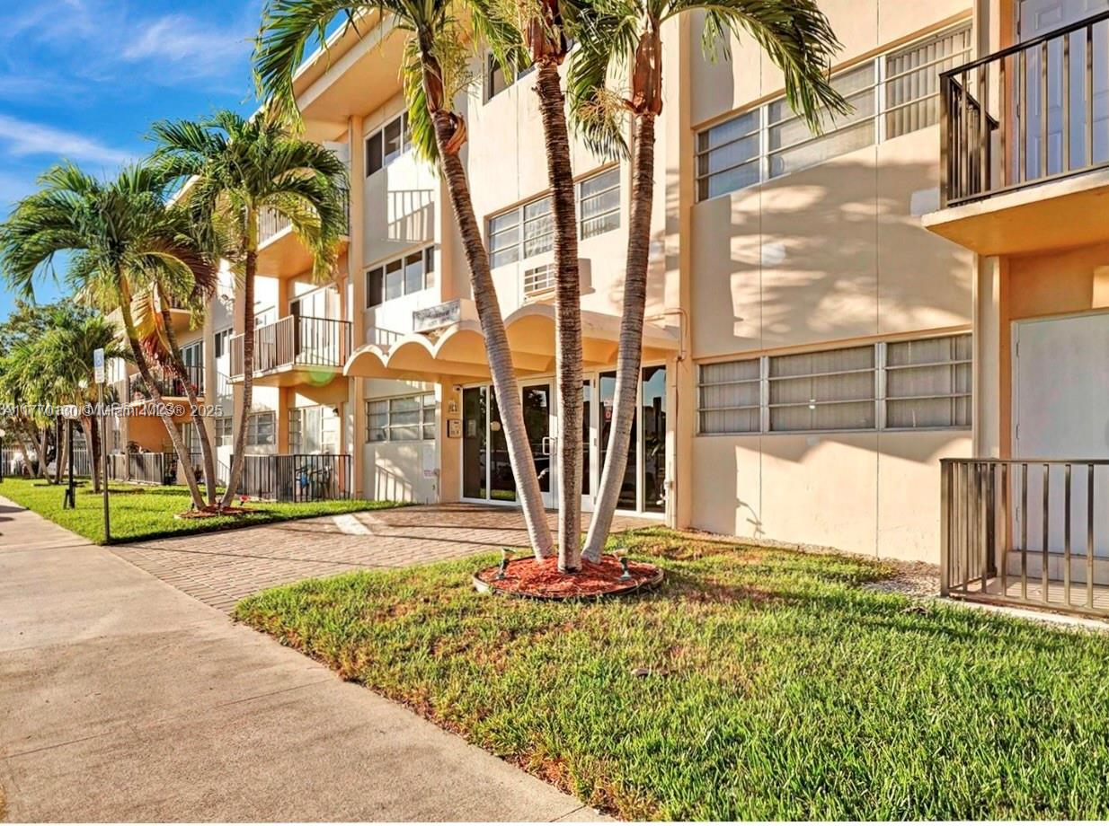 Rental Property at 1400 Ne 169th St 204, Miami, Broward County, Florida - Bedrooms: 1 
Bathrooms: 1  - $1,690 MO.