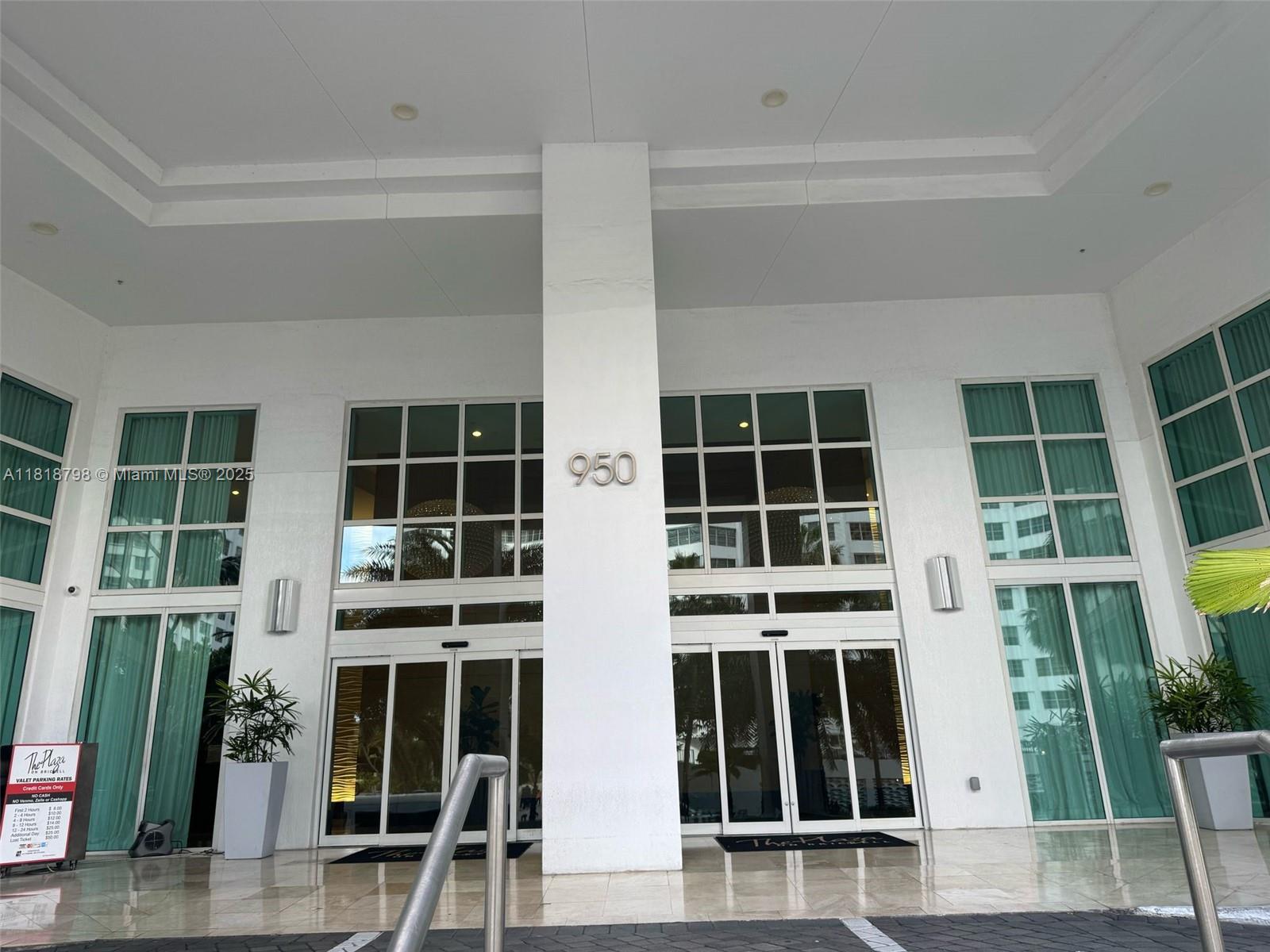 Rental Property at 950 Brickell Bay Dr 2703, Miami, Broward County, Florida - Bedrooms: 1 
Bathrooms: 1  - $3,200 MO.