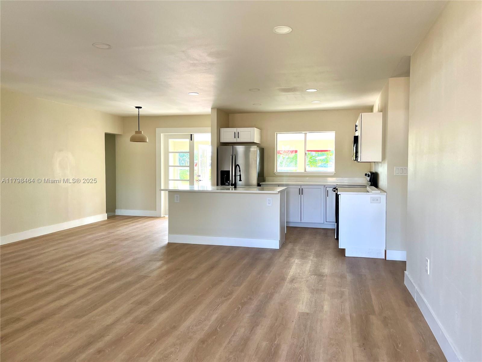 BELLE AIRE LAGOON - Residential