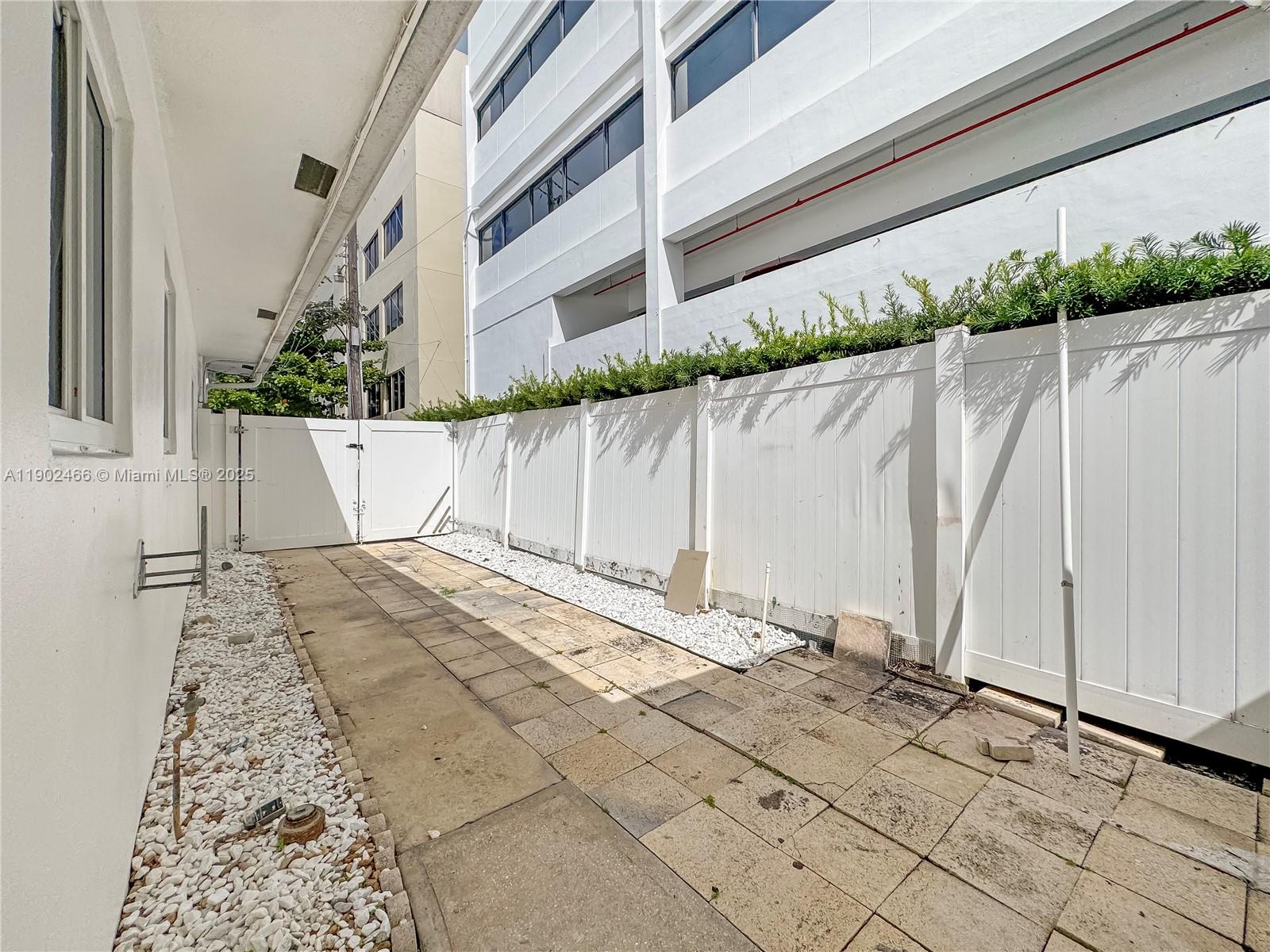 LAUDERDALE - Residential Lease