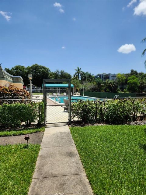 Photo of 4100 N 58th Ave #207, Hollywood, FL 33021 (MLS # A11923370)