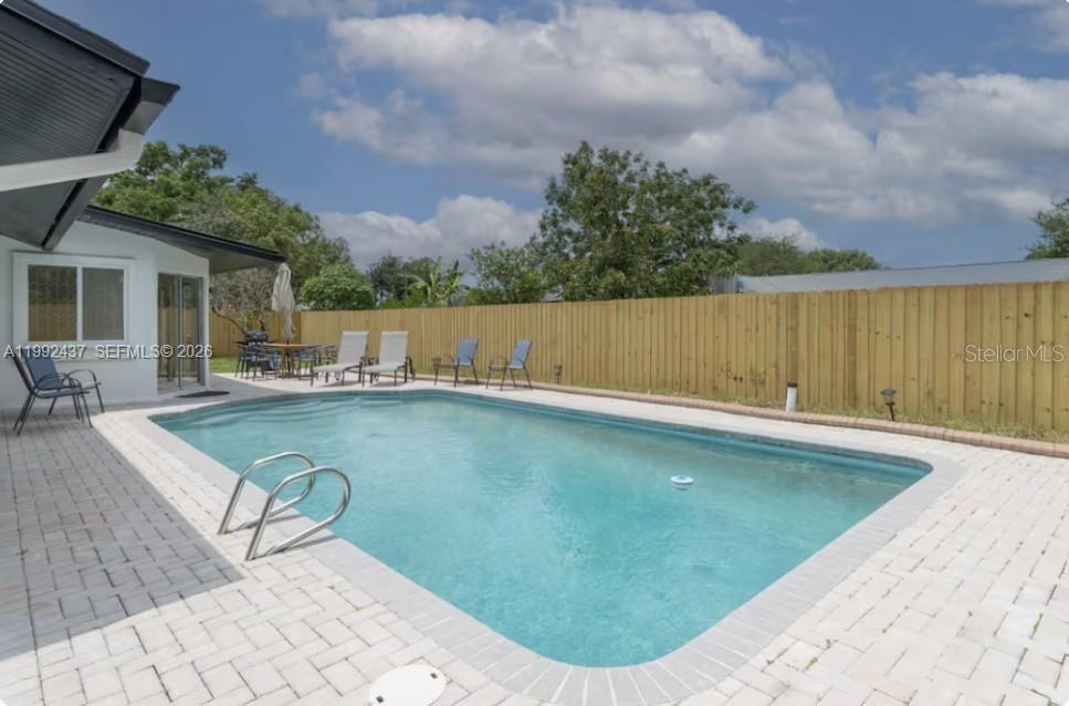 UNIVERSITY SHORES - Residential