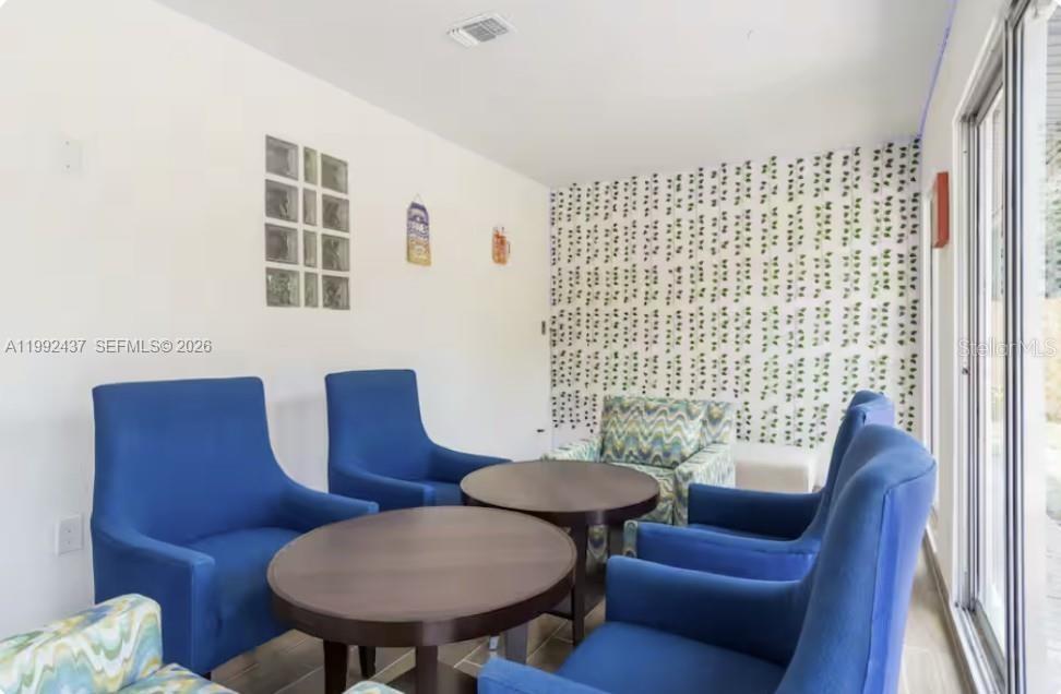 UNIVERSITY SHORES - Residential