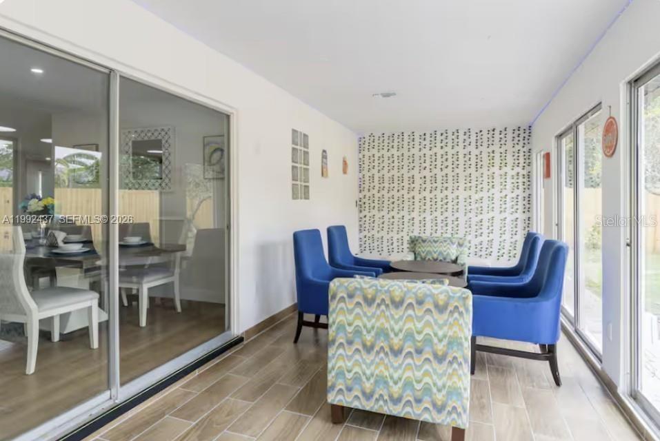 UNIVERSITY SHORES - Residential